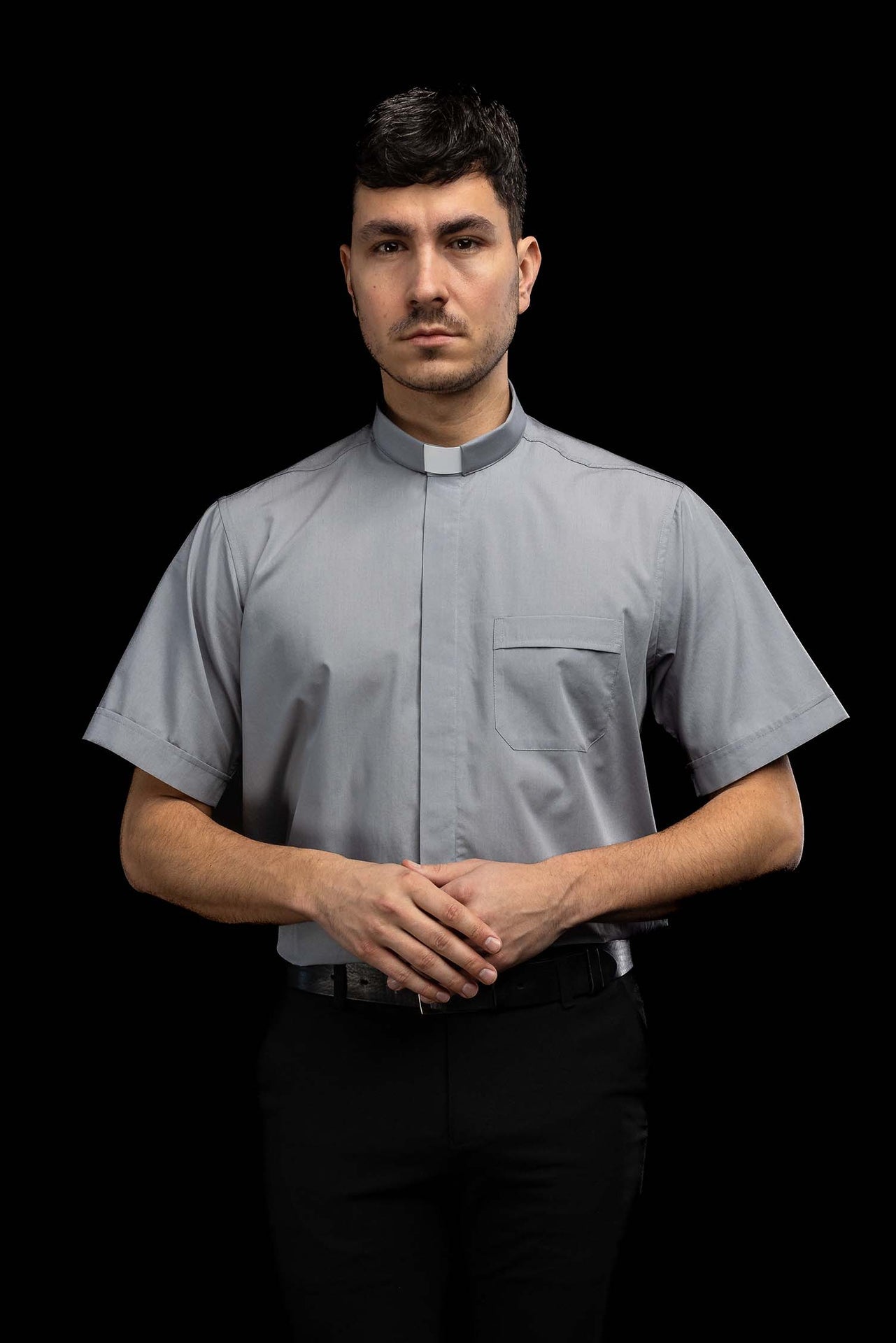 Chemise clergyman gris clair à manches courtes avec col romain