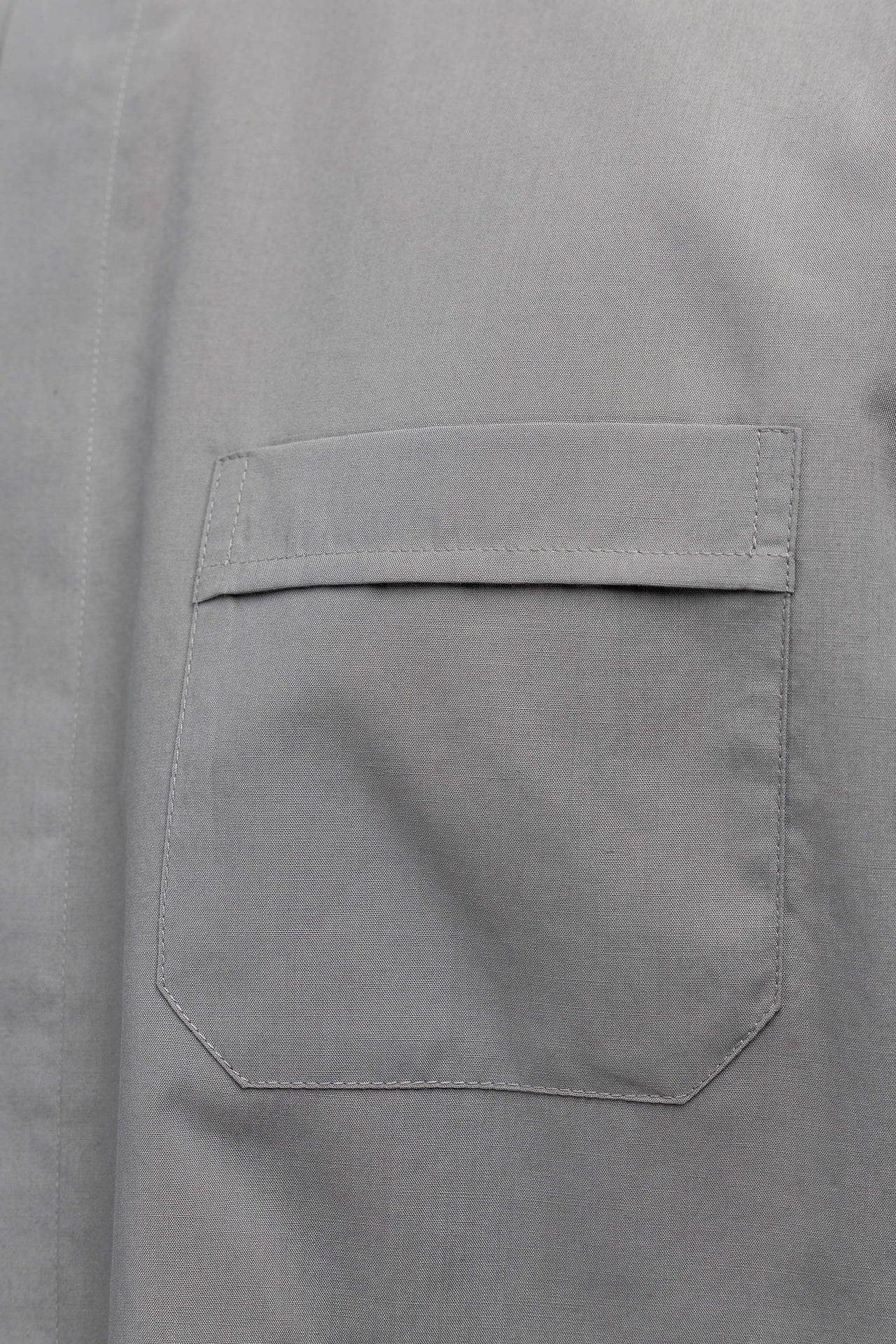 Chemise clergyman gris clair à manches courtes avec col romain