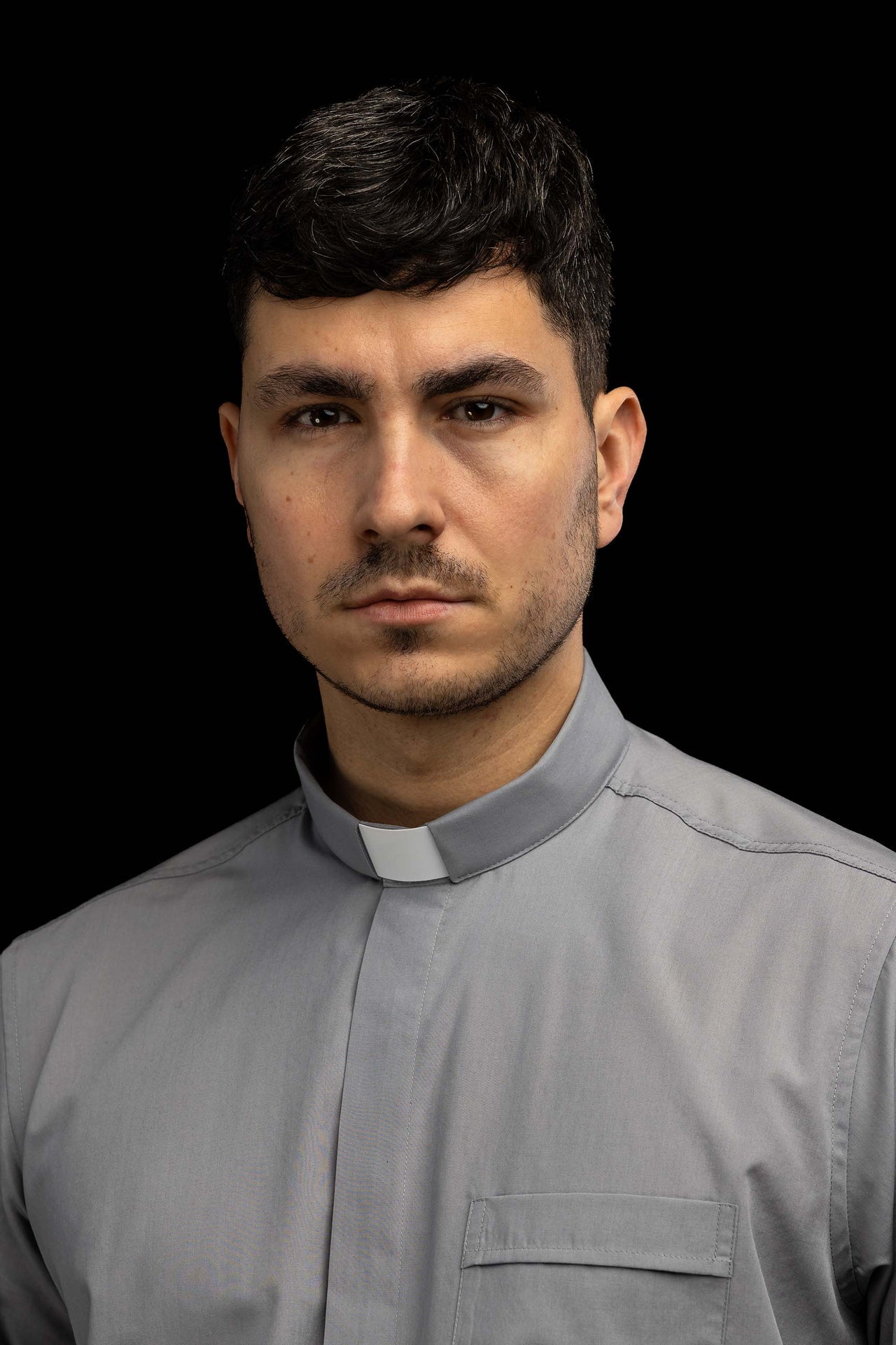 Chemise clergyman gris clair à manches courtes avec col romain