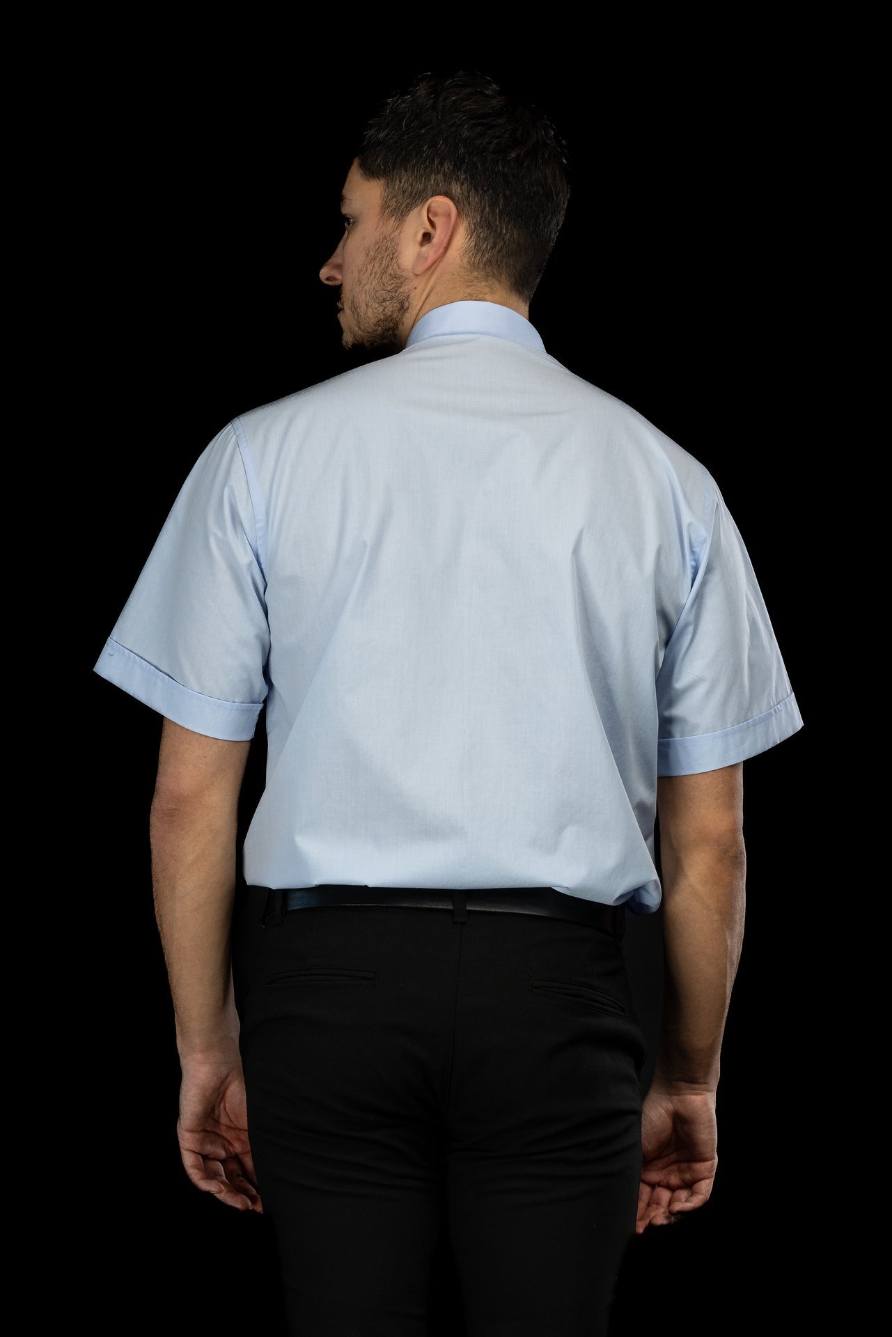 Chemise clergyman bleue à manches courtes avec col romain