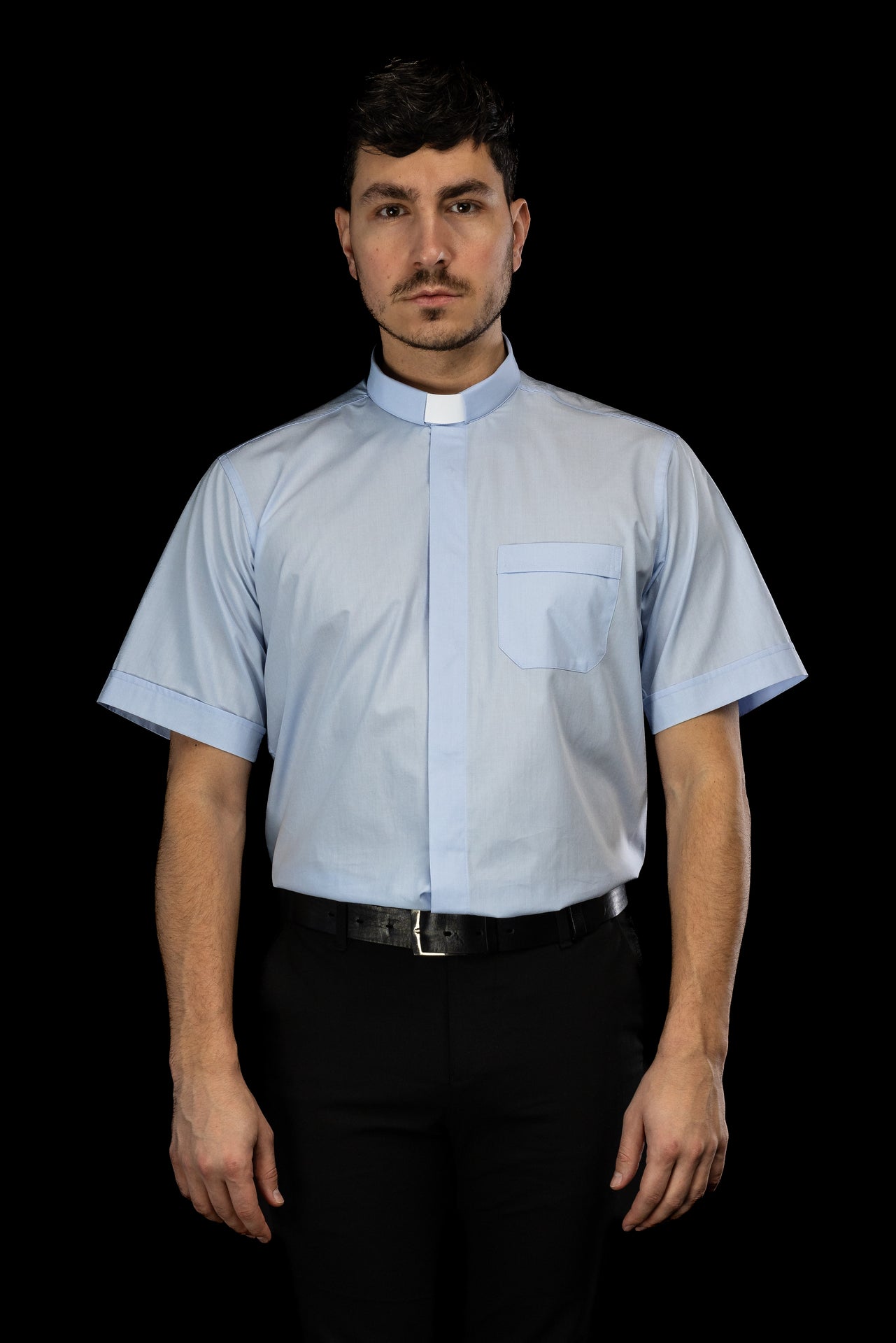Chemise clergyman bleue à manches courtes avec col romain