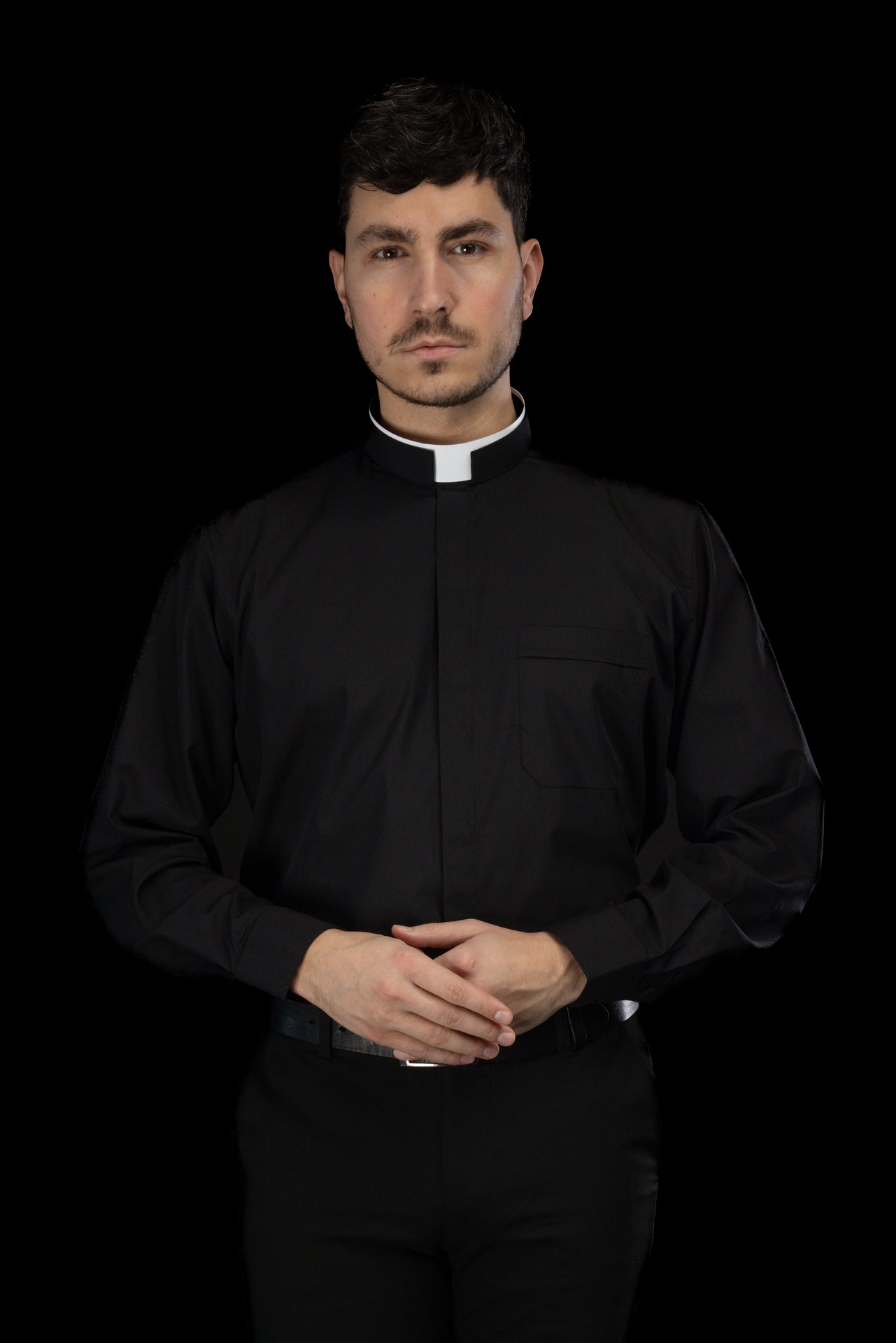 Chemise clergyman romaine noire à manches longues avec col romain
