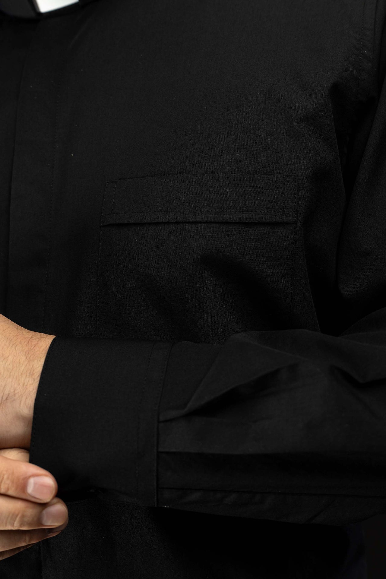 Chemise clergyman romaine noire à manches longues avec col romain