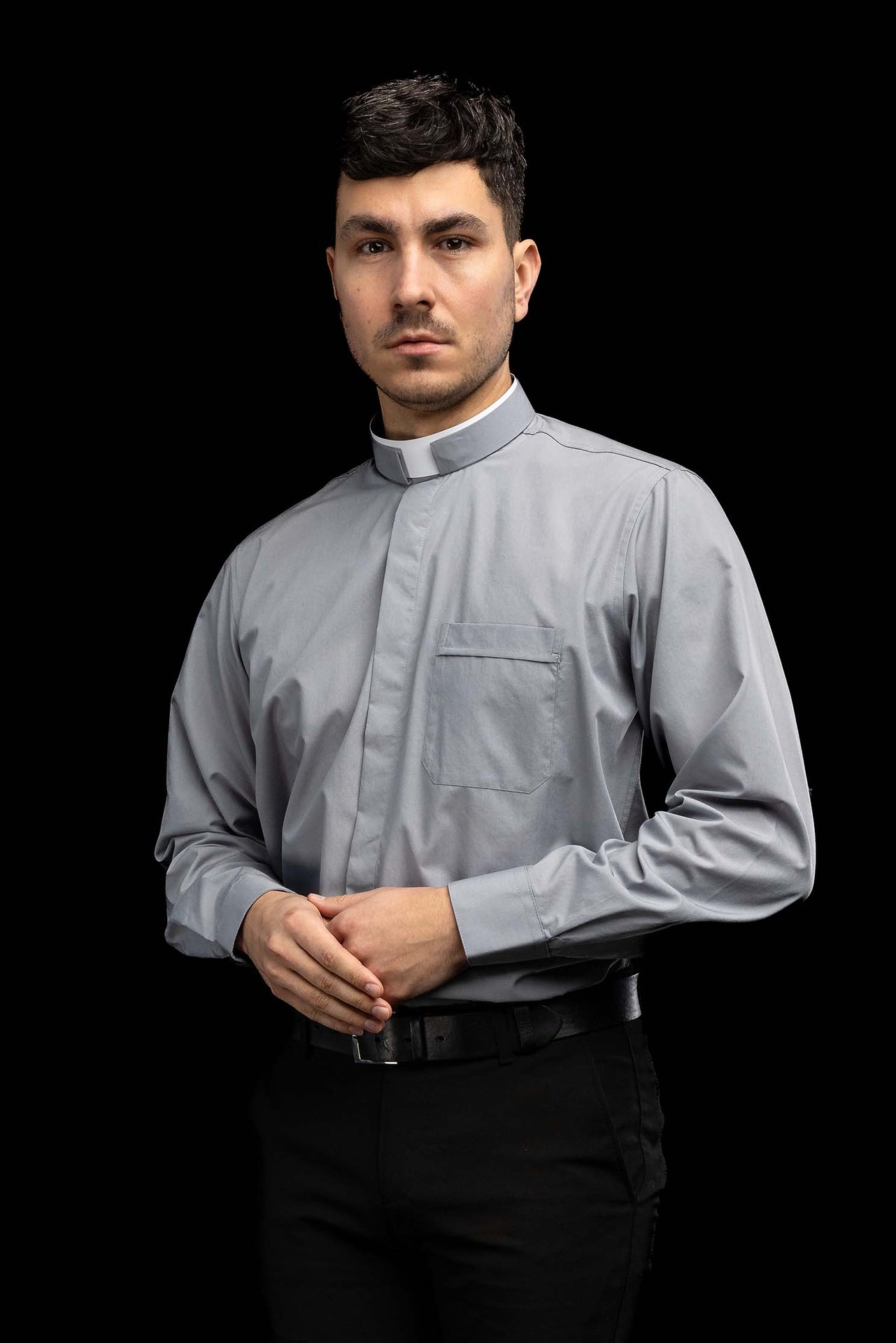 Chemise clergyman romaine gris clair à manches longues avec col romain