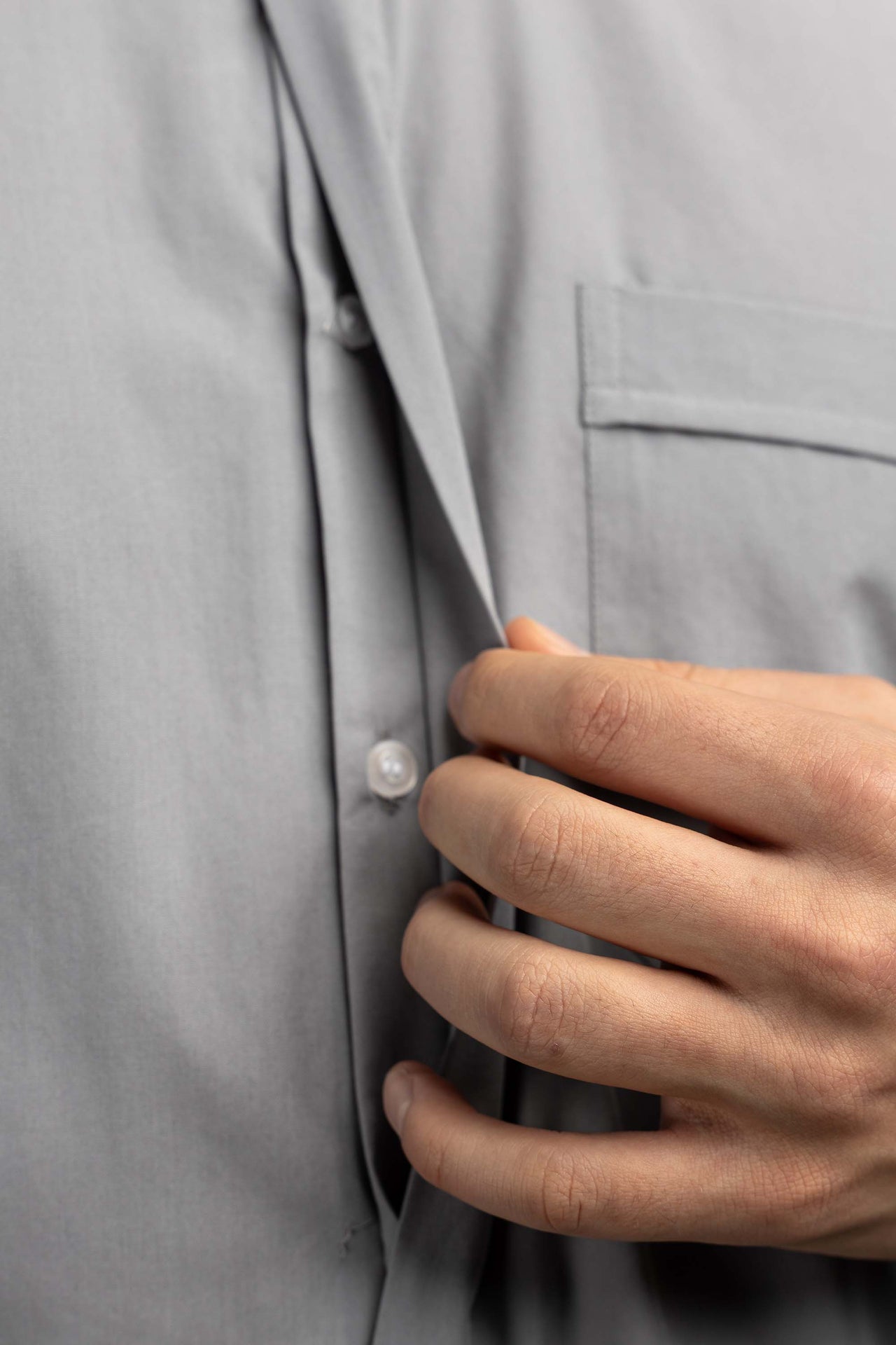 Chemise clergyman romaine gris clair à manches longues avec col romain