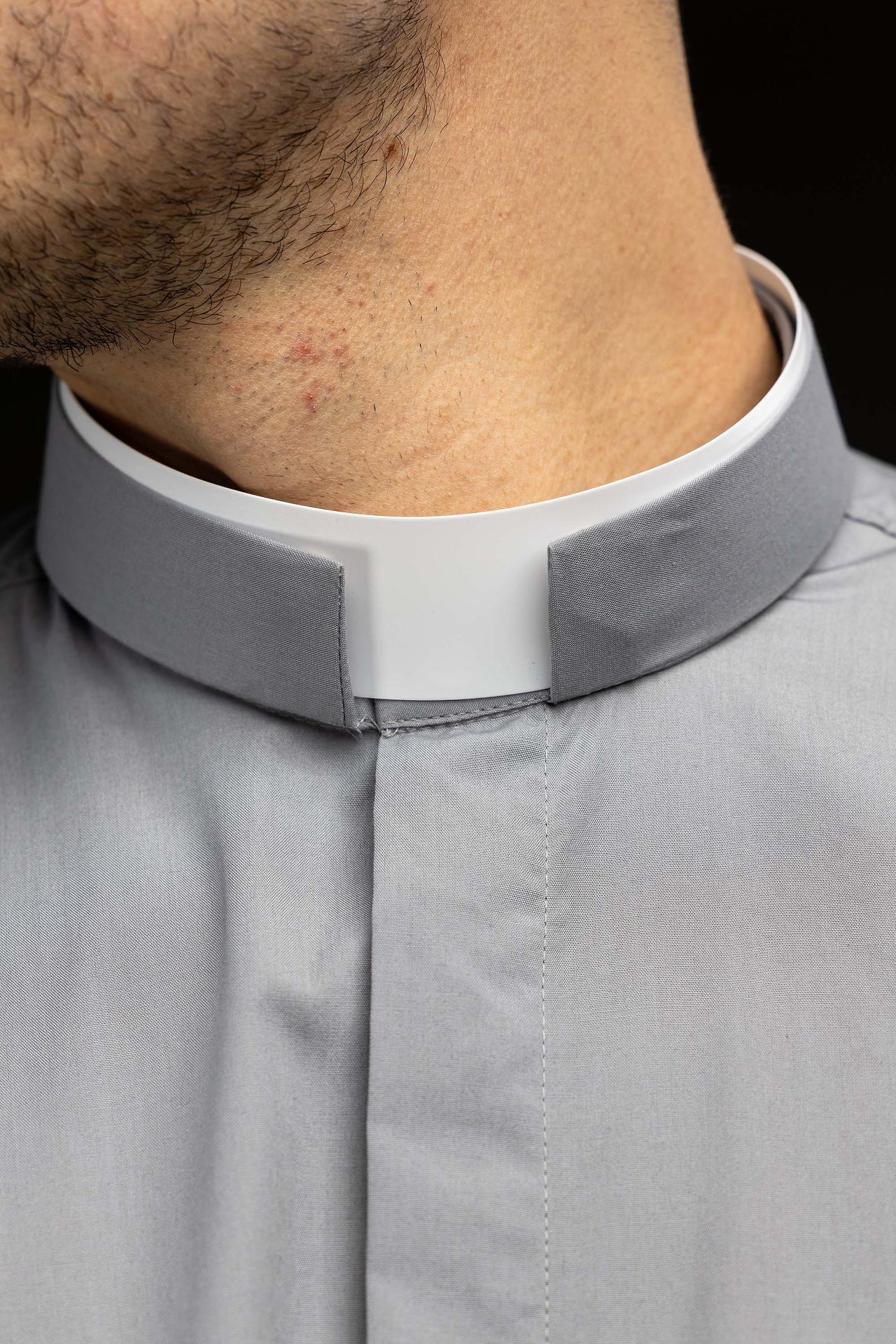 Chemise clergyman romaine gris clair à manches longues avec col romain
