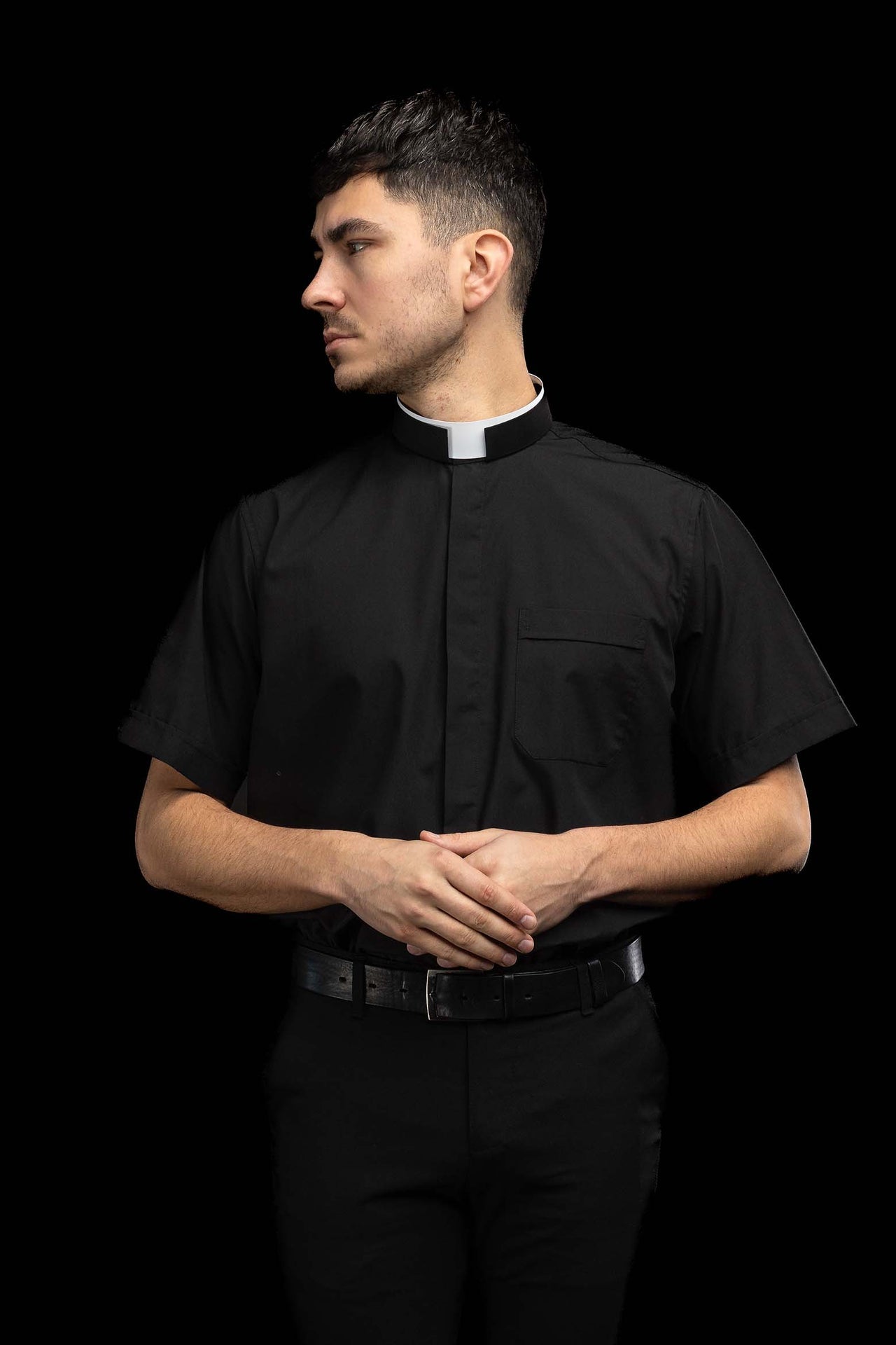 Chemise clergyman romaine noire à manches courtes avec col romain