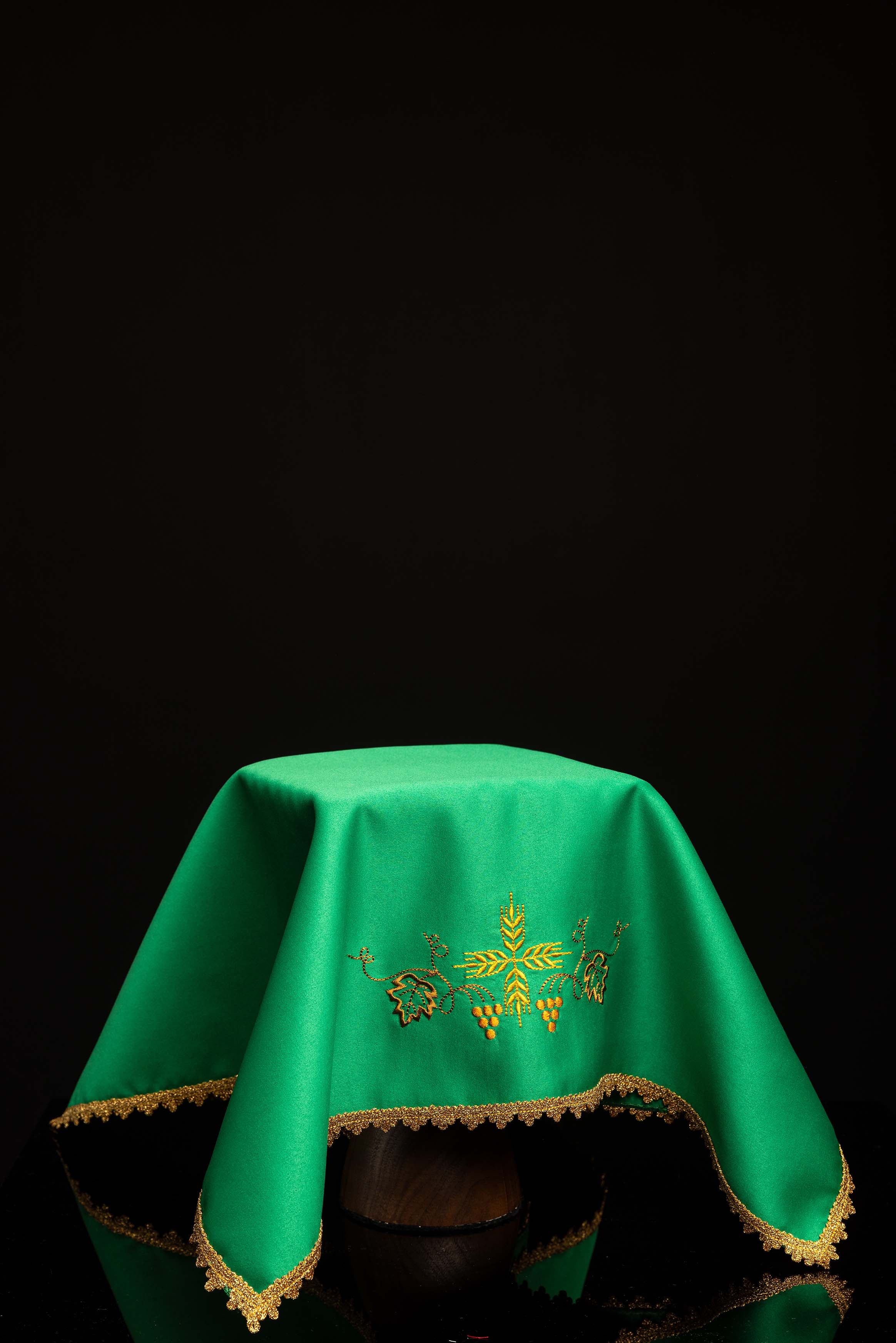 Ensemble de quatre voiles de calice avec broderie eucharistique