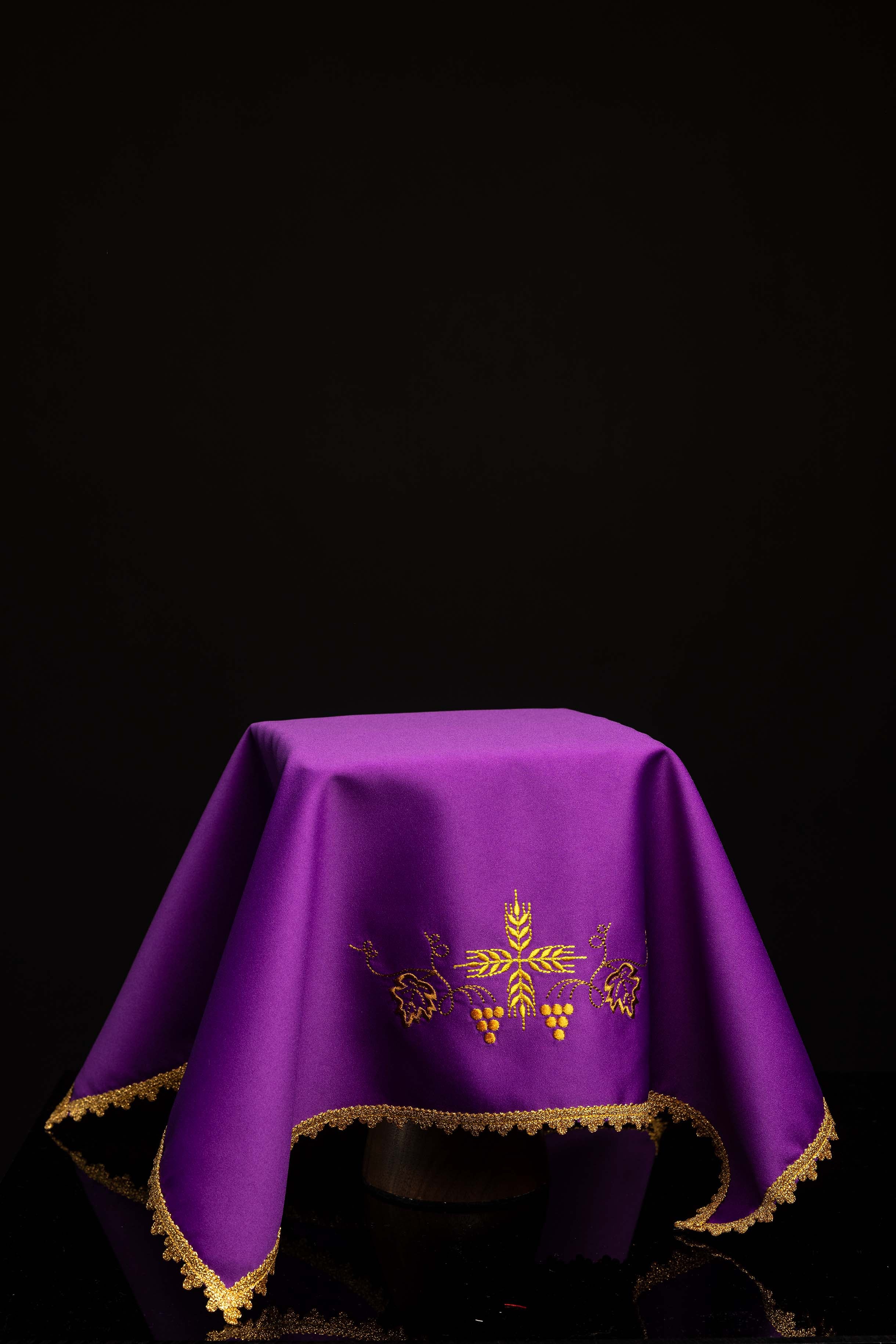 Ensemble de quatre voiles de calice avec broderie eucharistique