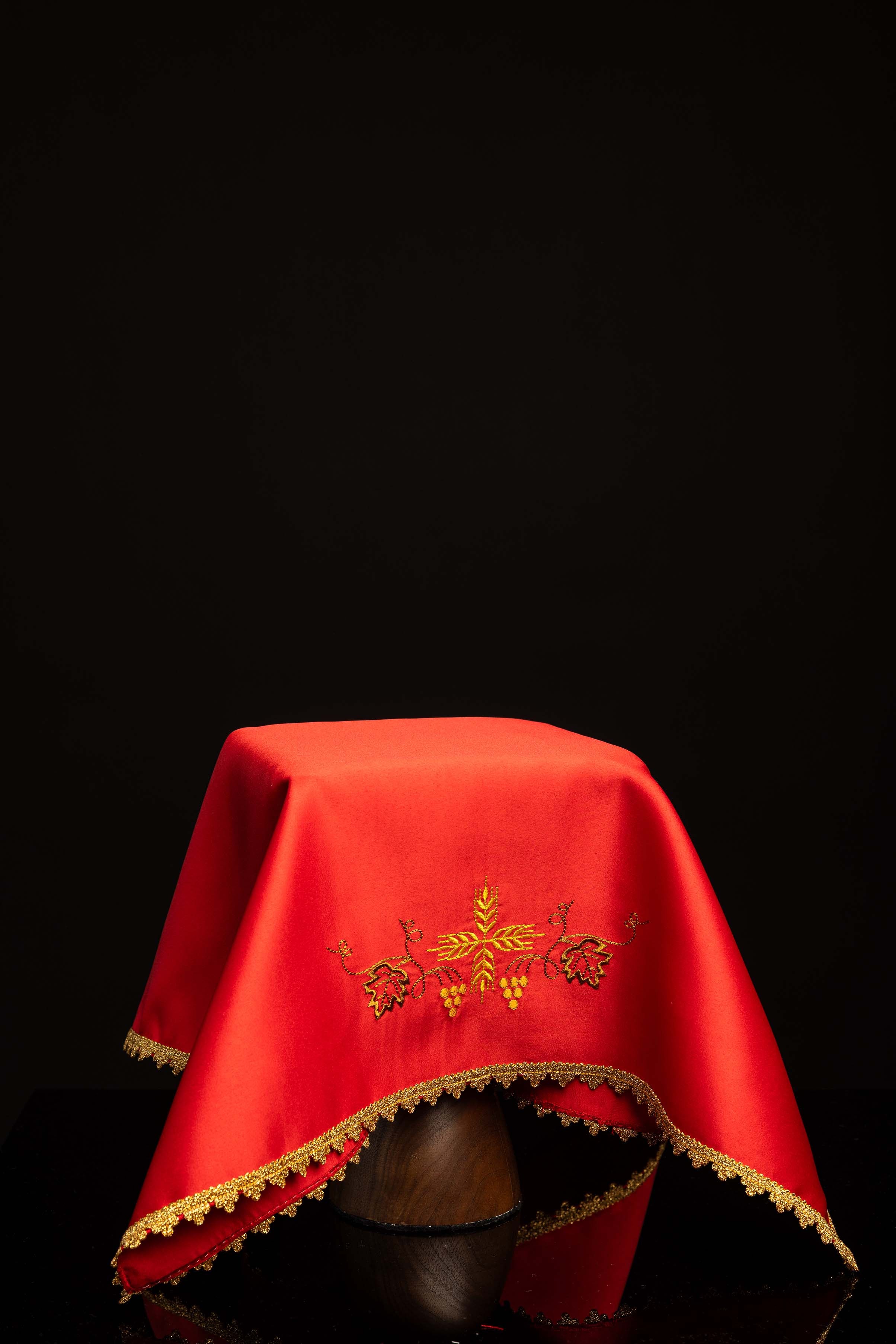 Ensemble de quatre voiles de calice avec broderie eucharistique