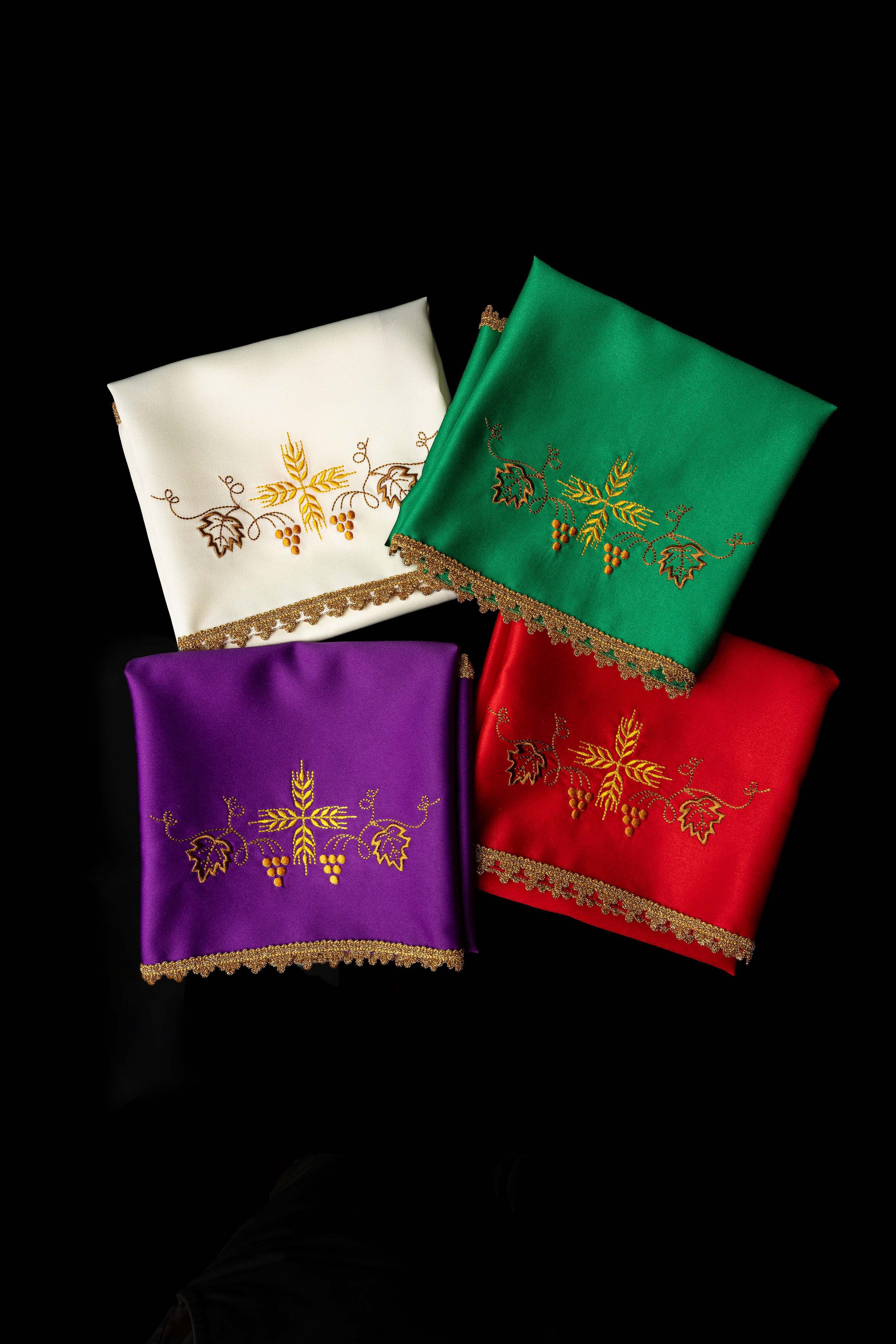 Ensemble de quatre voiles de calice avec broderie eucharistique