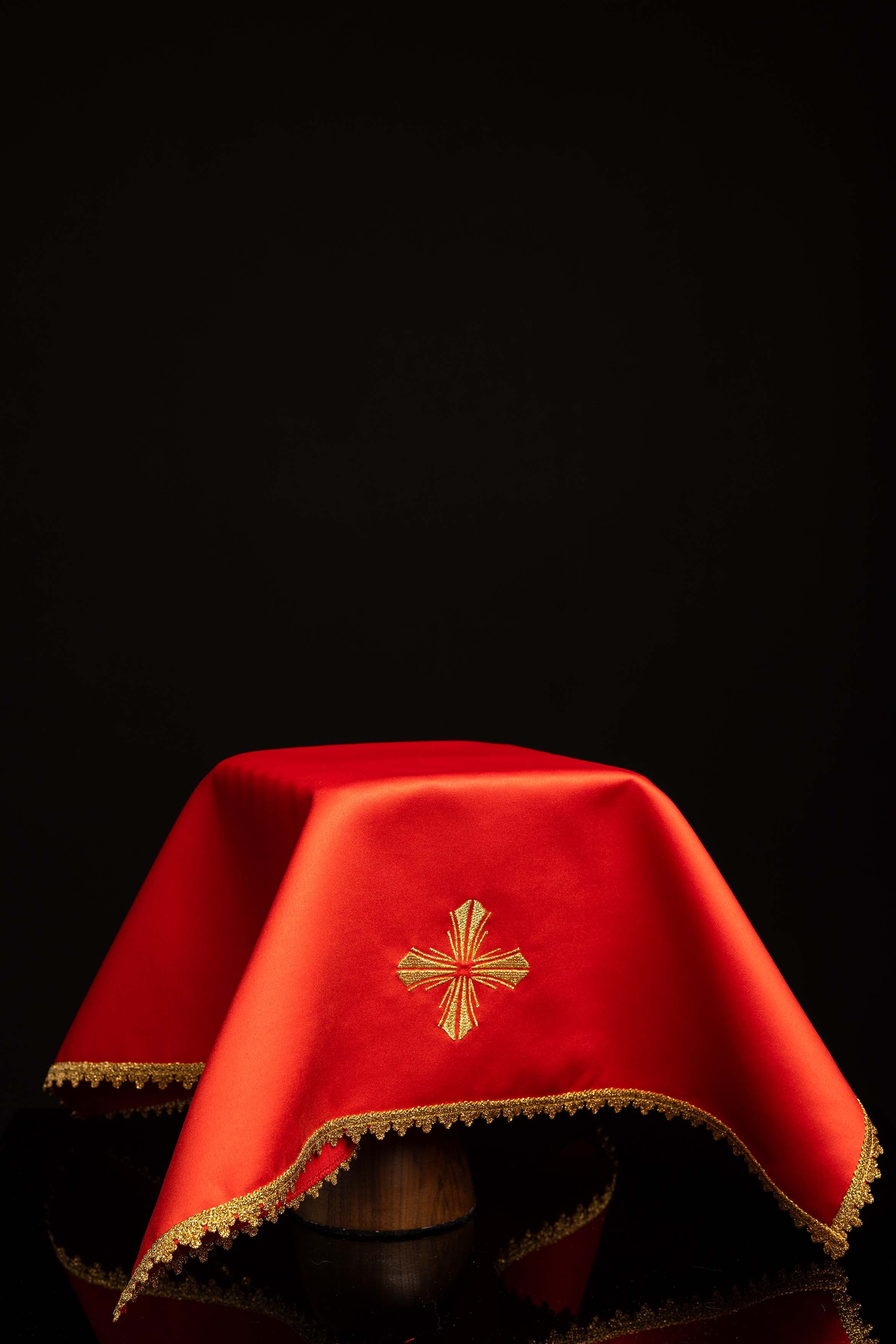 Ensemble de quatre voiles de calice avec croix brodée