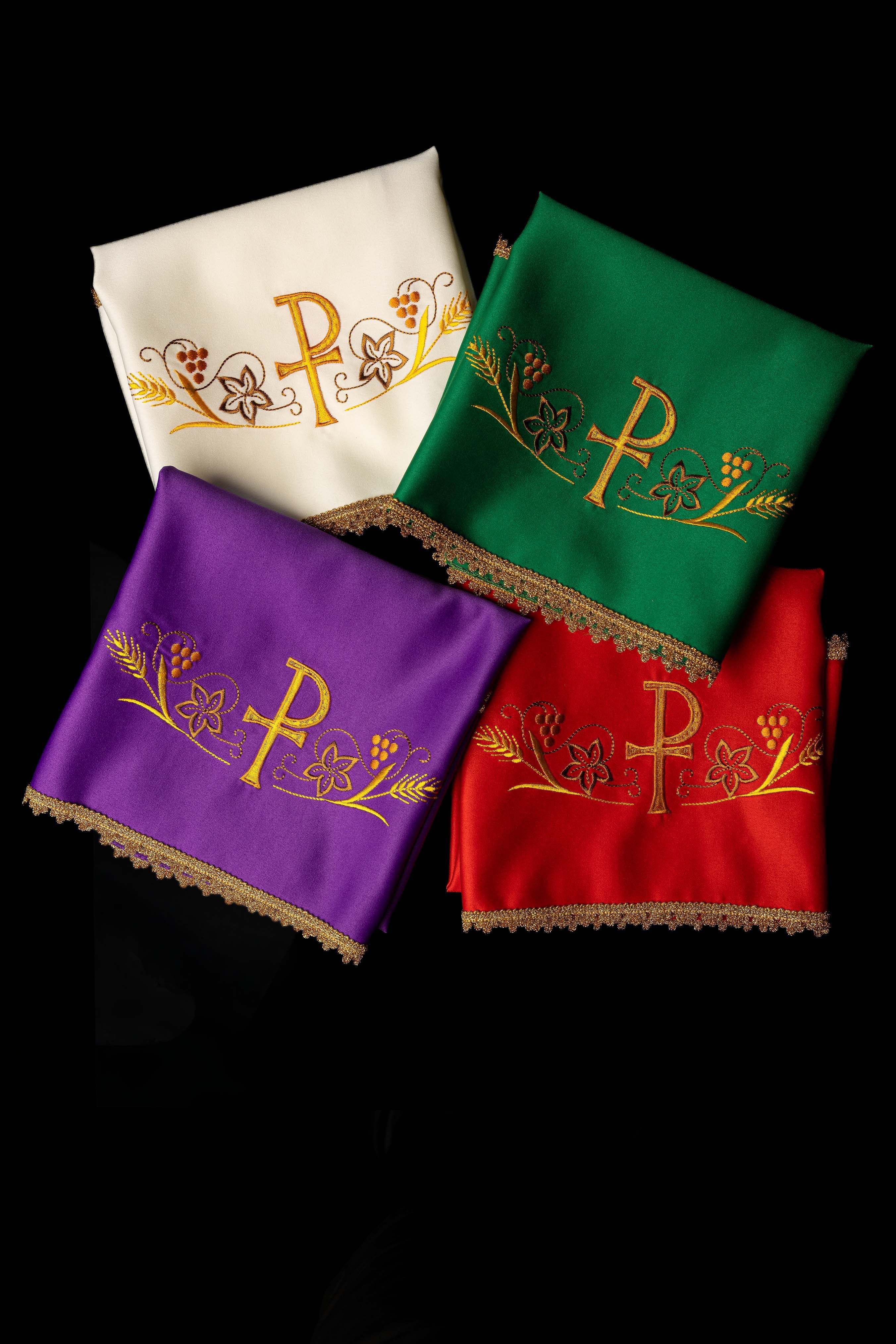 Ensemble de quatre voiles de calice avec motif PAX