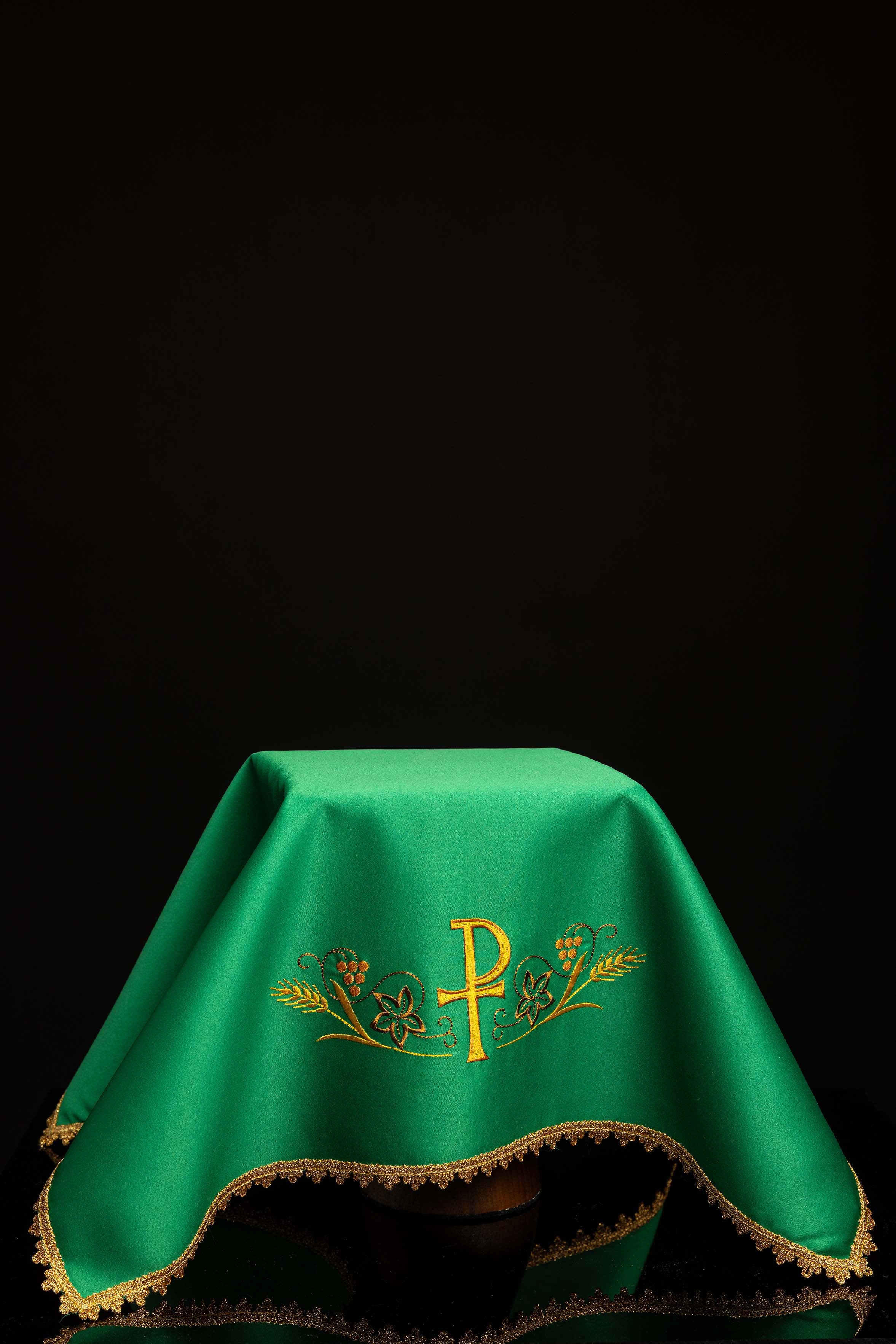 Ensemble de quatre voiles de calice avec motif PAX