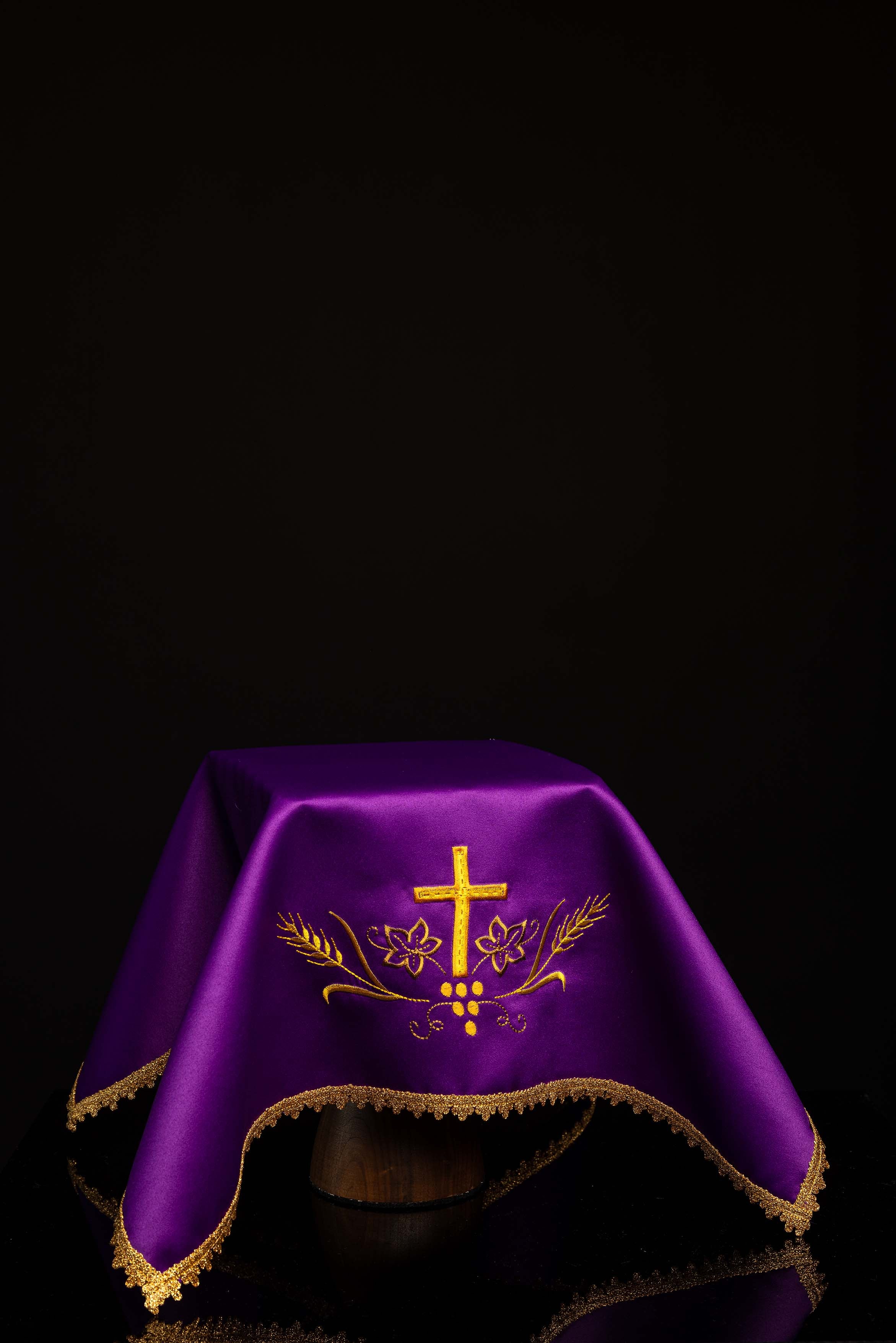 Ensemble de quatre voiles de calice avec motif eucharistique brodé