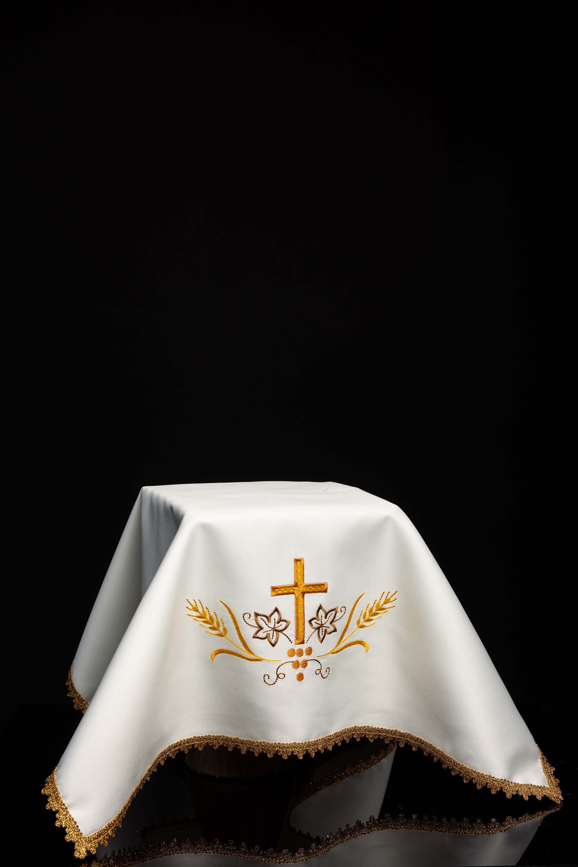 Ensemble de quatre voiles de calice avec motif eucharistique brodé