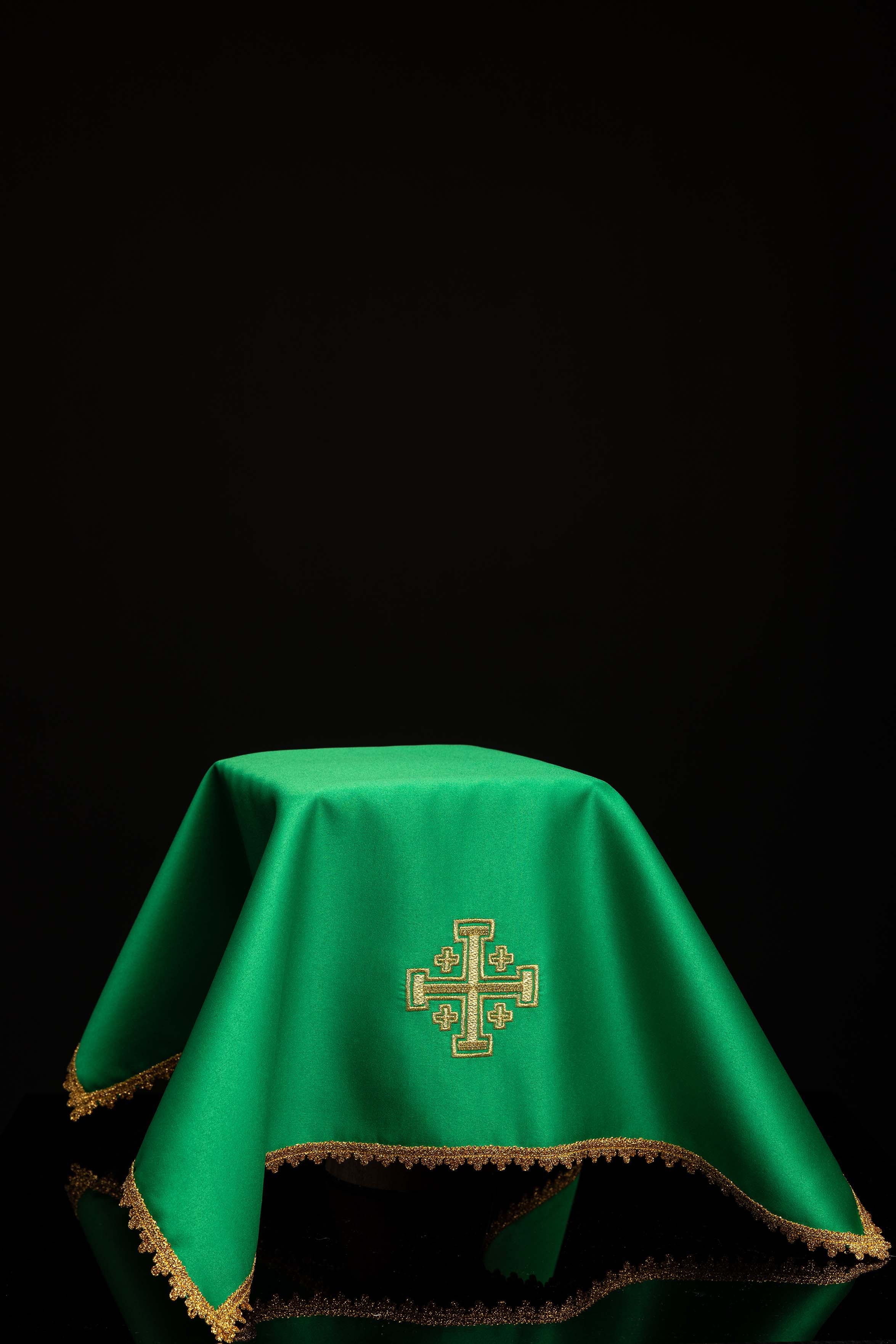 Ensemble de quatre voiles de calice avec croix de Jérusalem brodée