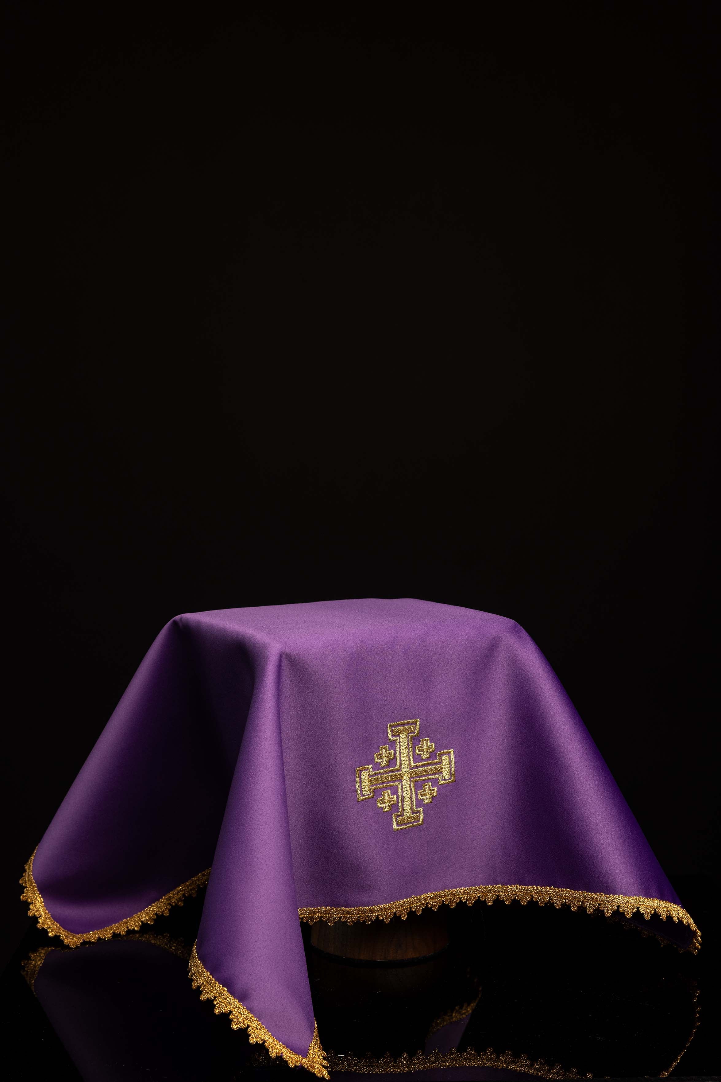 Ensemble de quatre voiles de calice avec croix de Jérusalem brodée