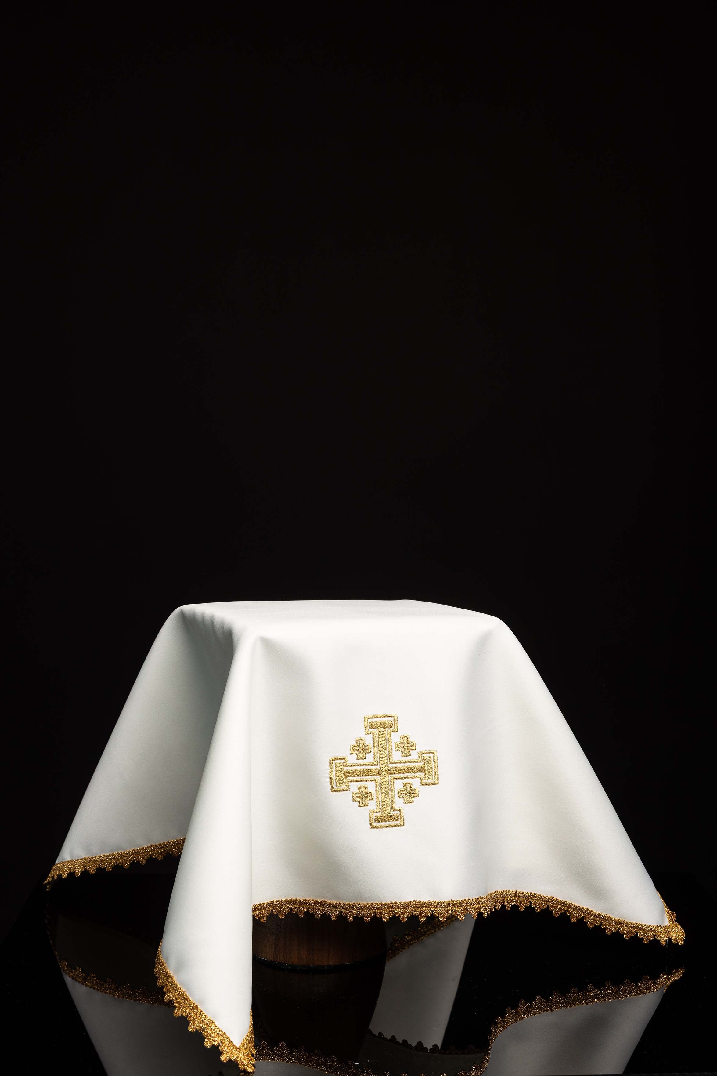 Ensemble de quatre voiles de calice avec croix de Jérusalem brodée