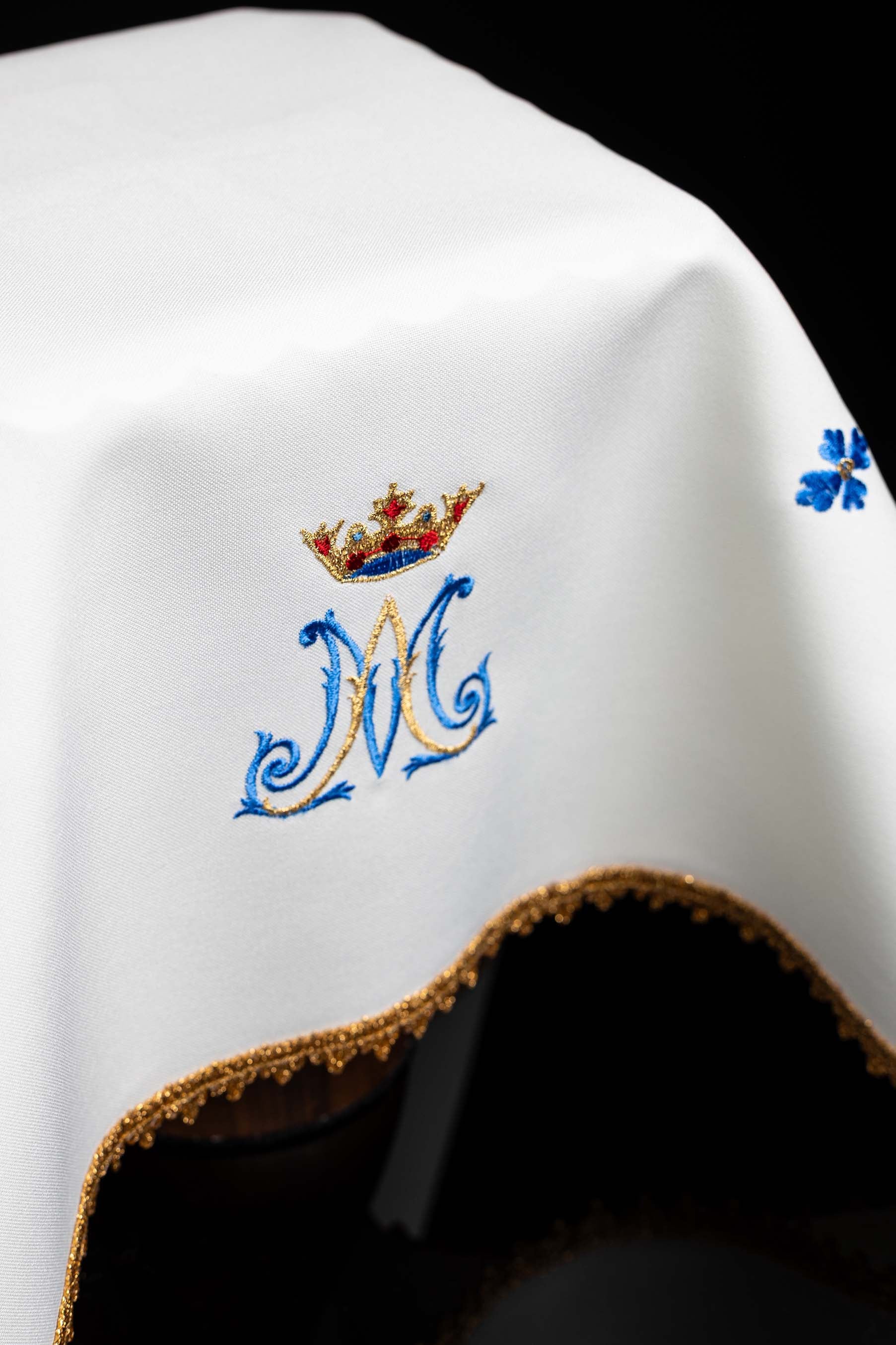Voile de calice avec broderie mariale