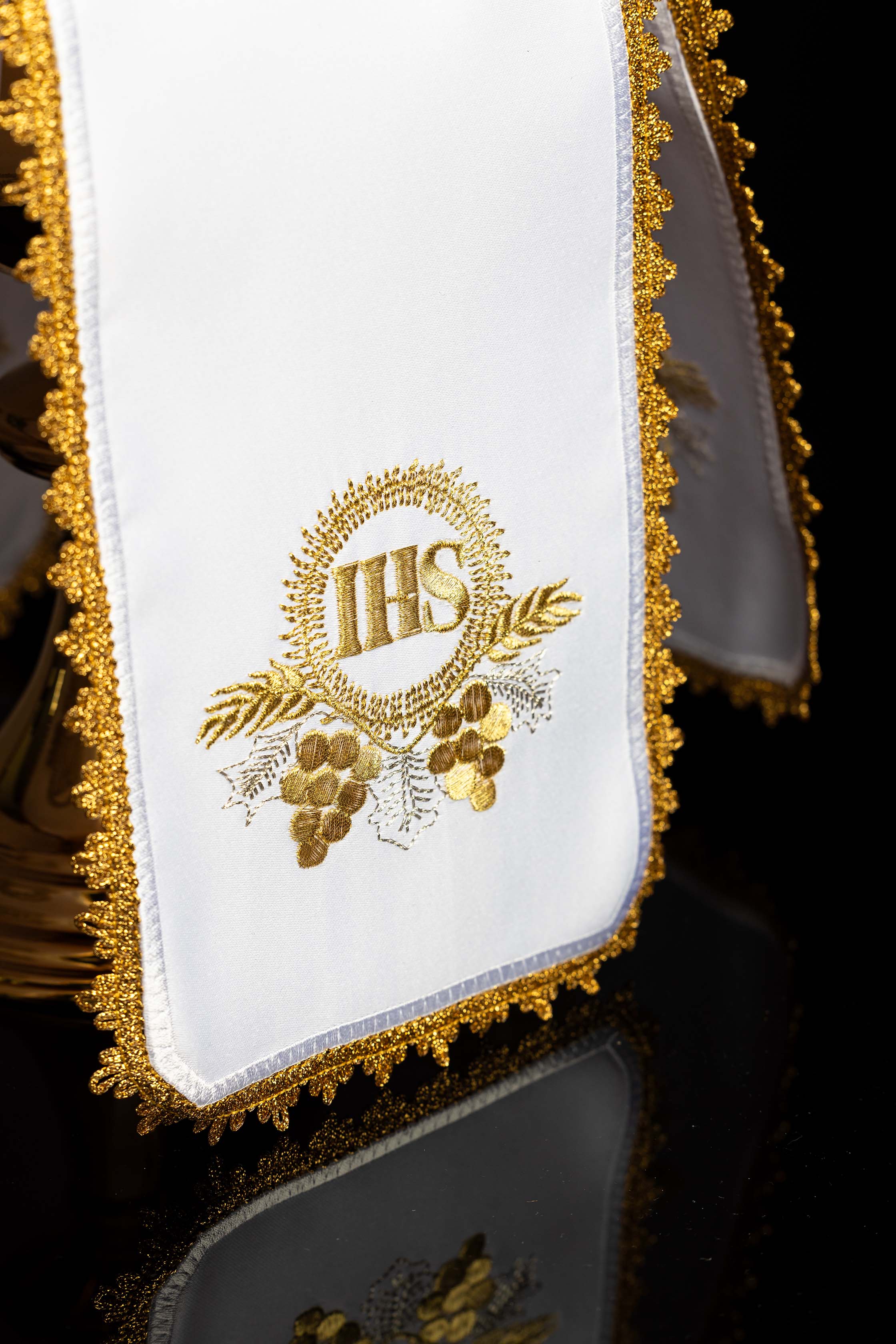 Voile de ciboire avec motif IHS brodé en fil doré