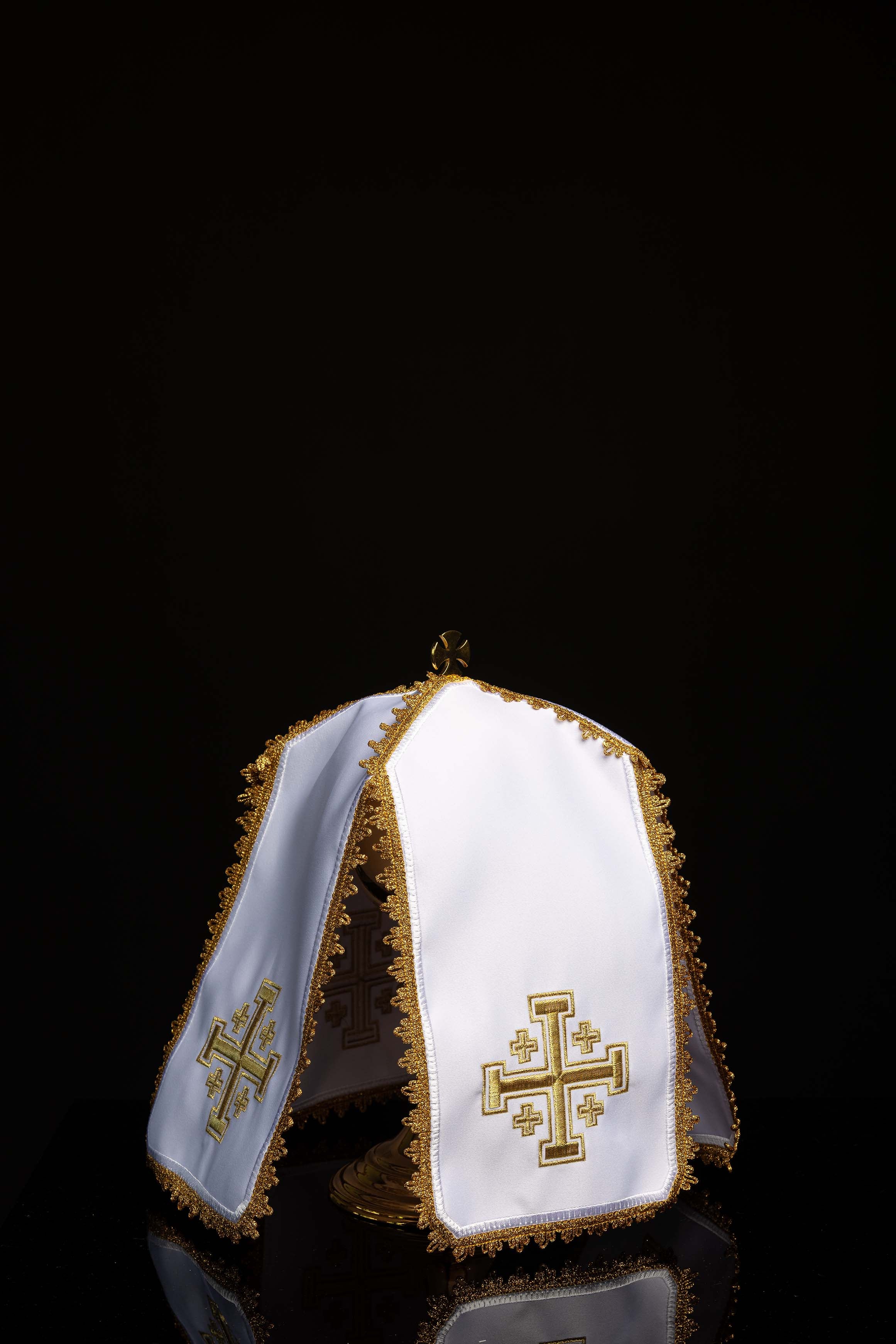 Voile de ciboire avec broderie dorée de la croix de Jérusalem