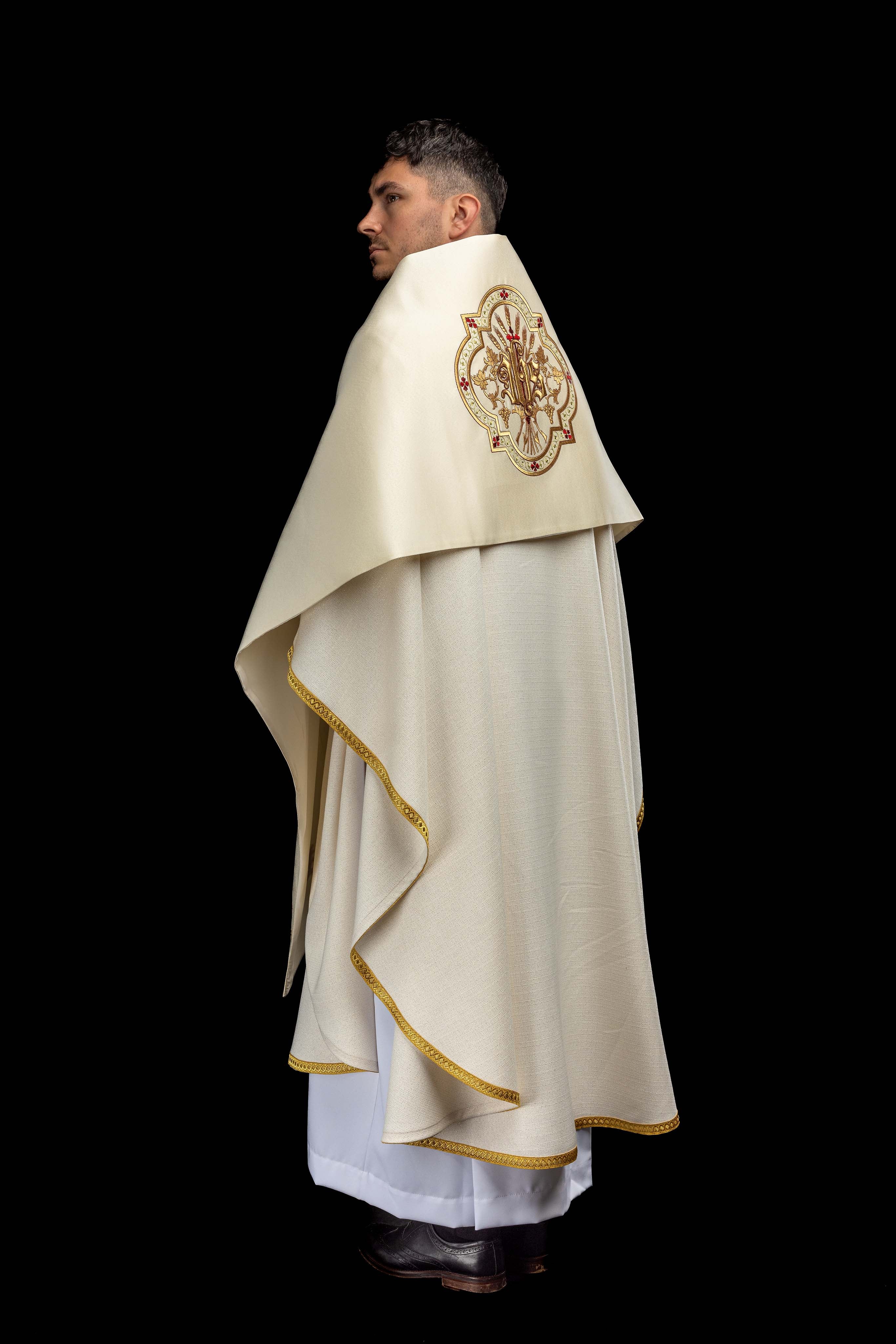 Voile huméral écru brodé du symbole IHS