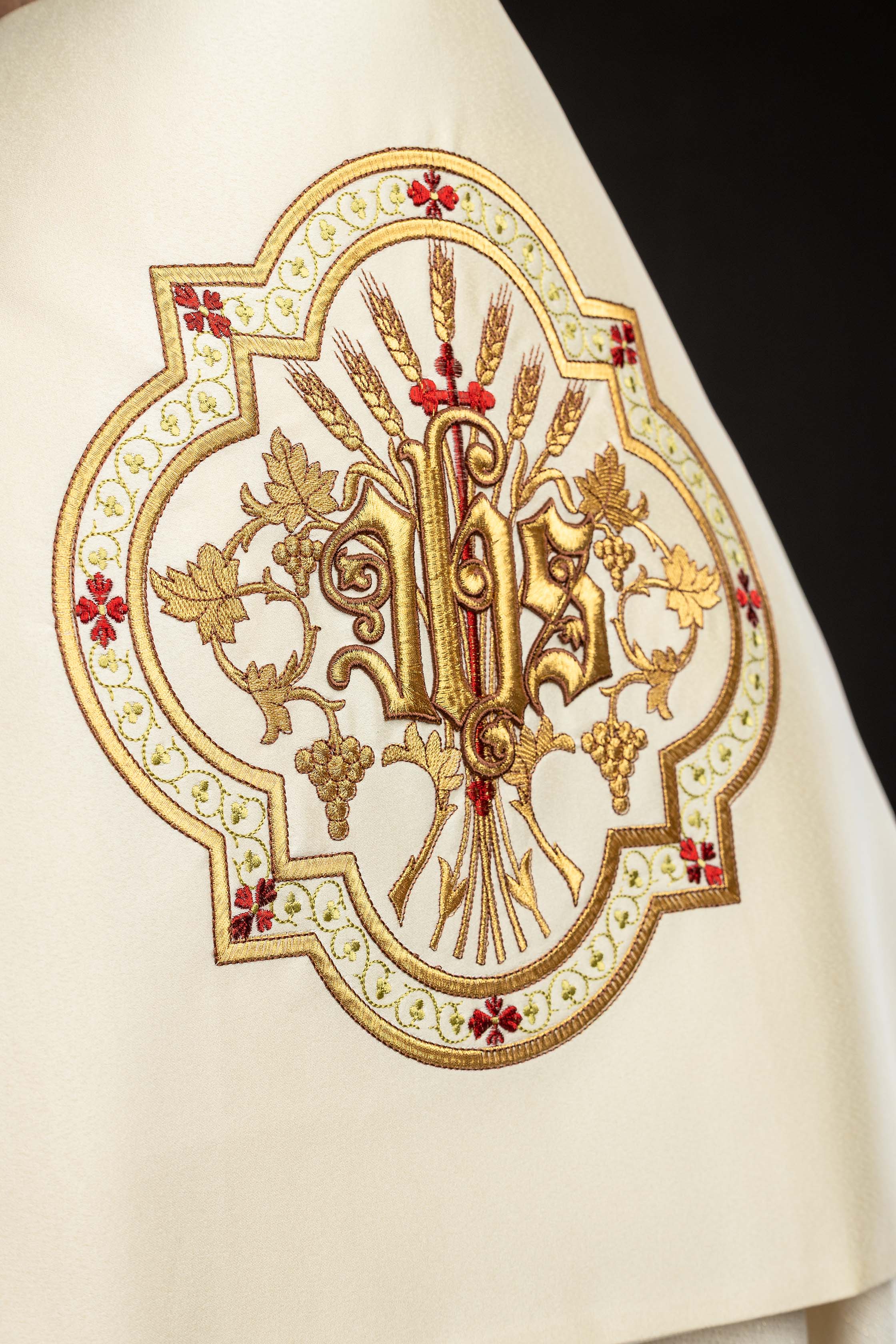Voile huméral écru brodé du symbole IHS
