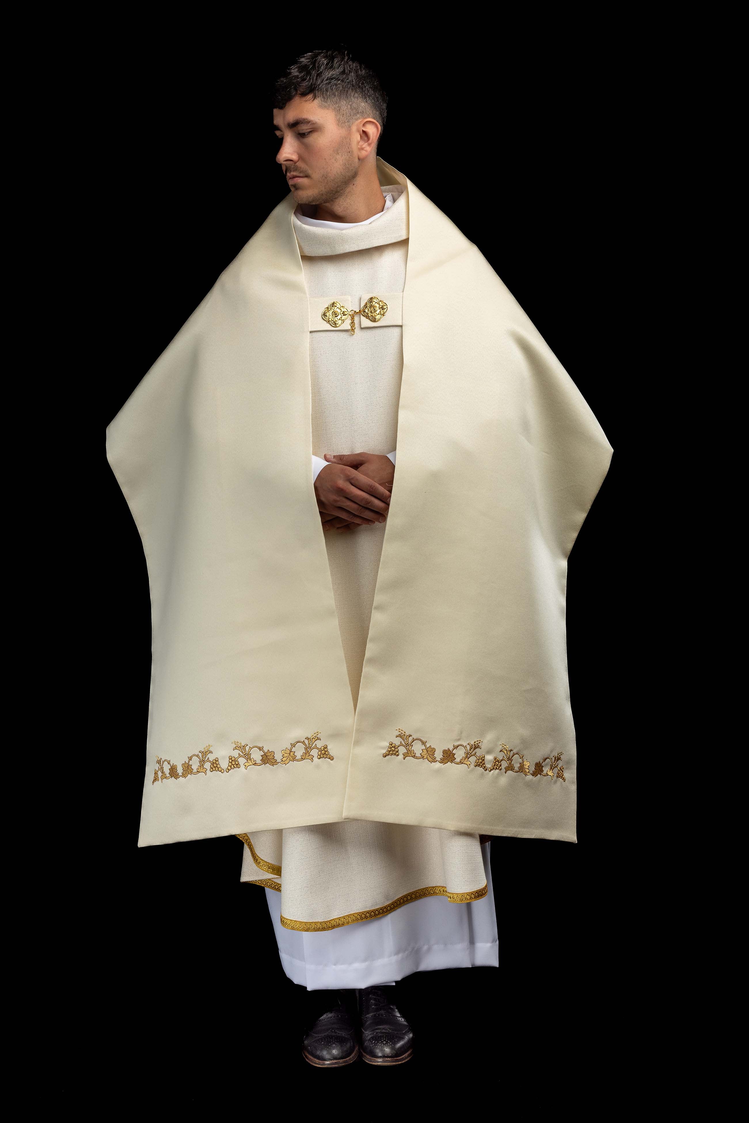 Voile huméral écru avec calice brodé