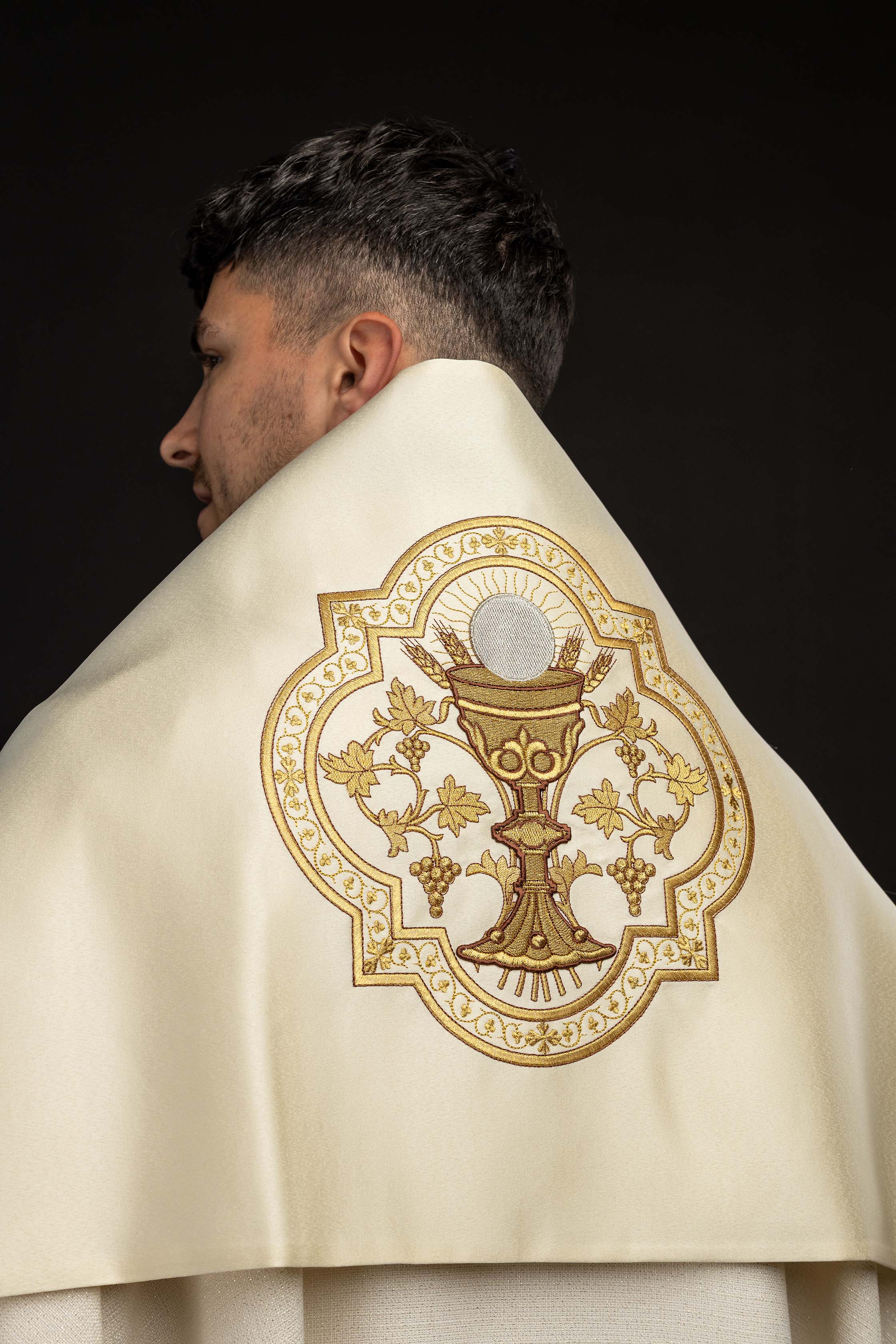 Voile huméral écru avec calice brodé