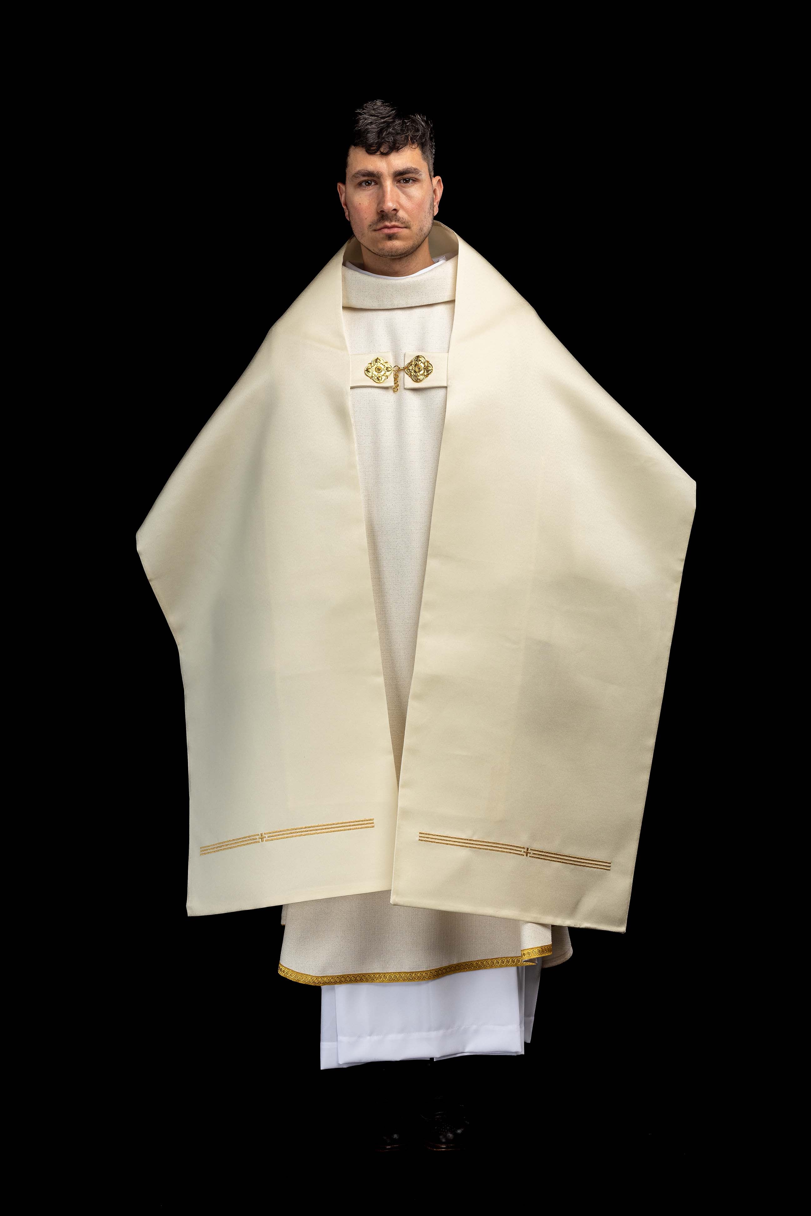 Voile huméral écru avec motif IHS brodé