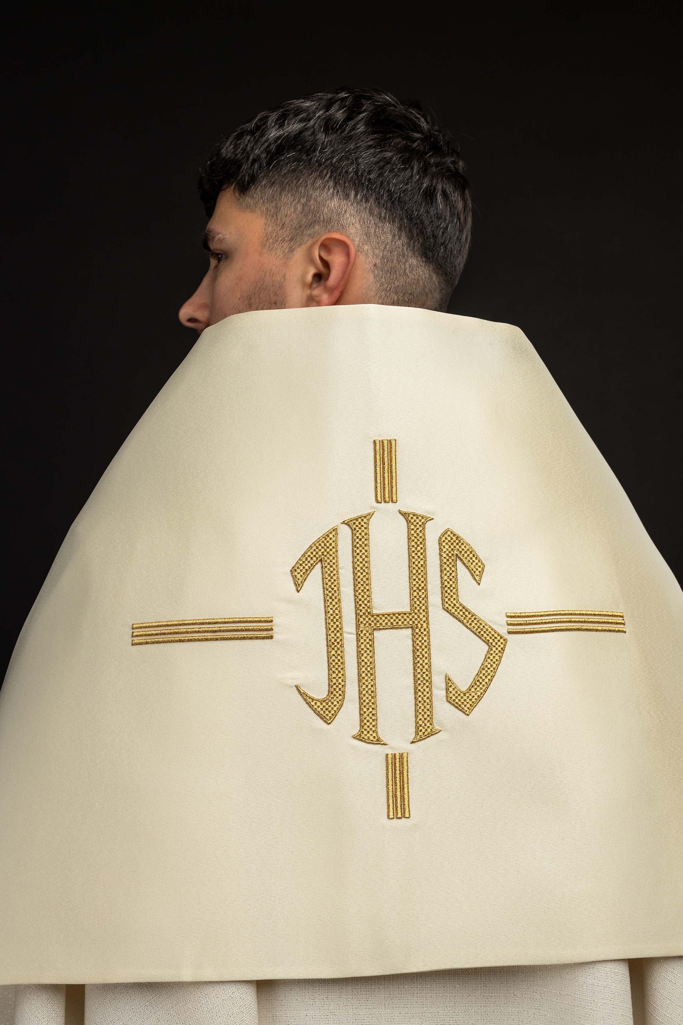 Voile huméral écru avec motif IHS brodé