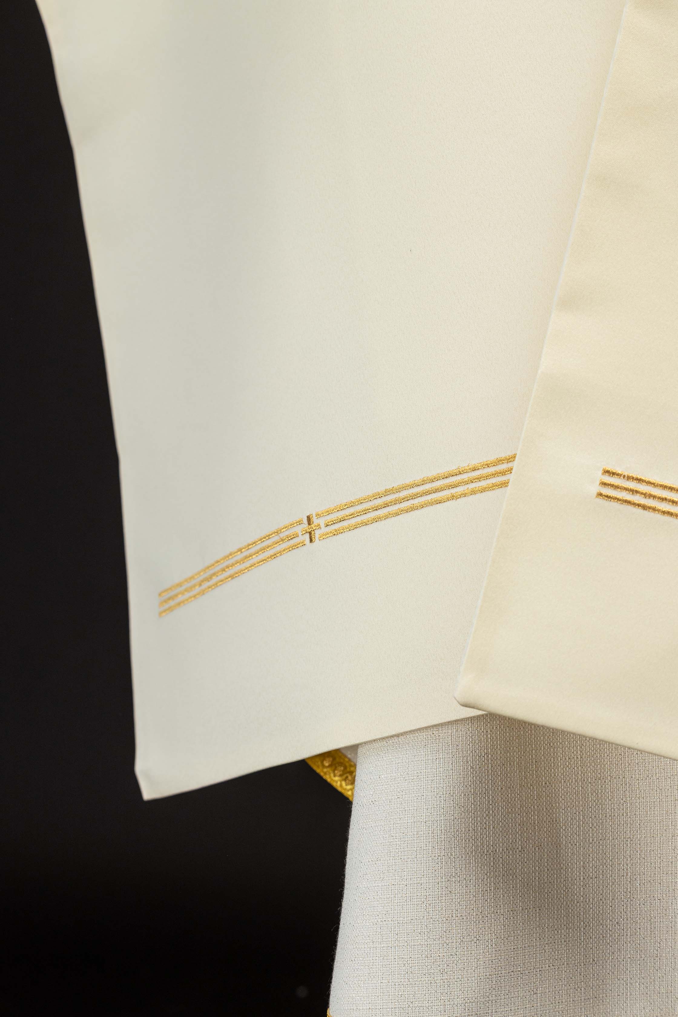 Voile huméral écru avec motif IHS brodé