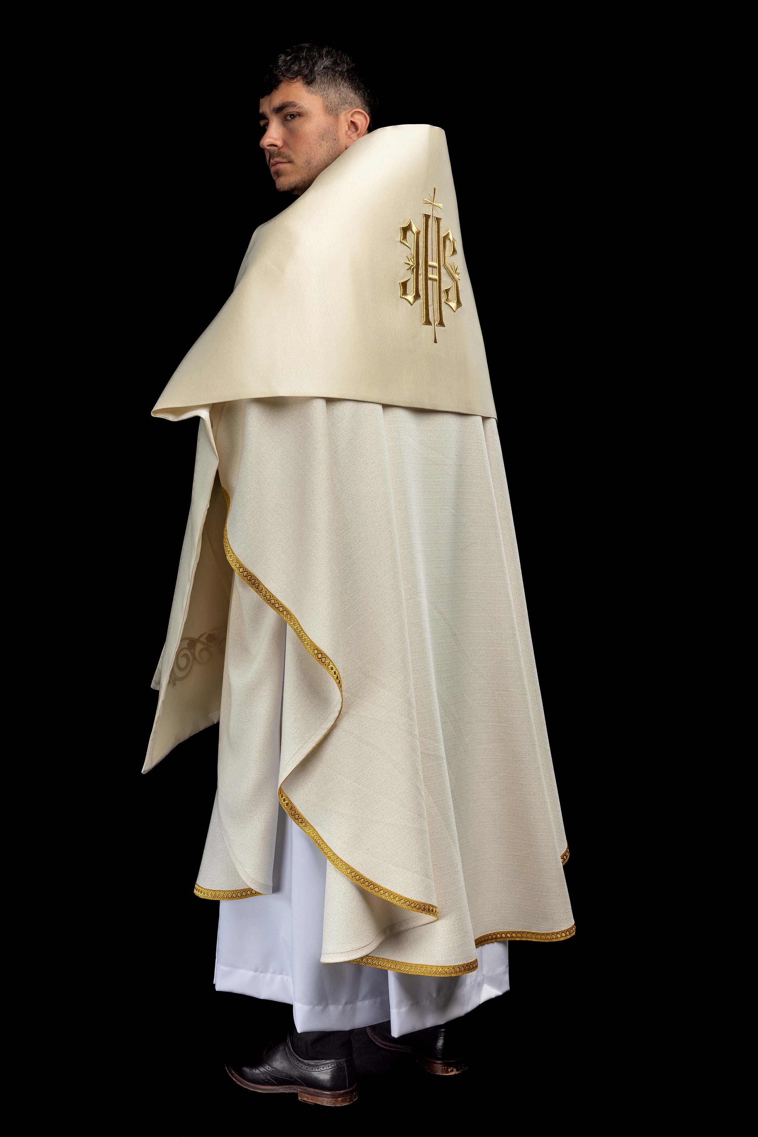 Voile huméral écru avec symbole IHS brodé