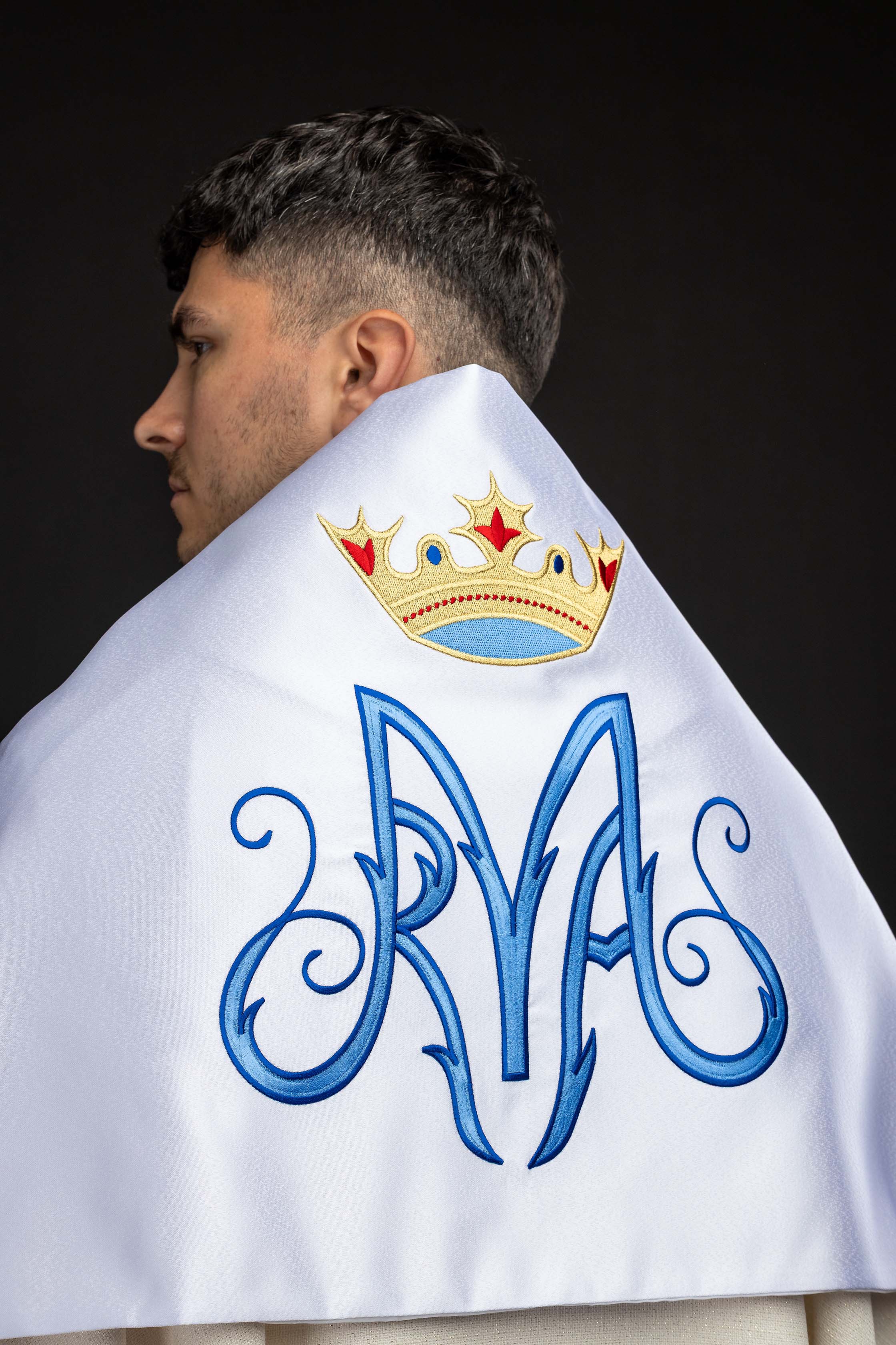 Voile huméral blanc avec symbole marial brodé