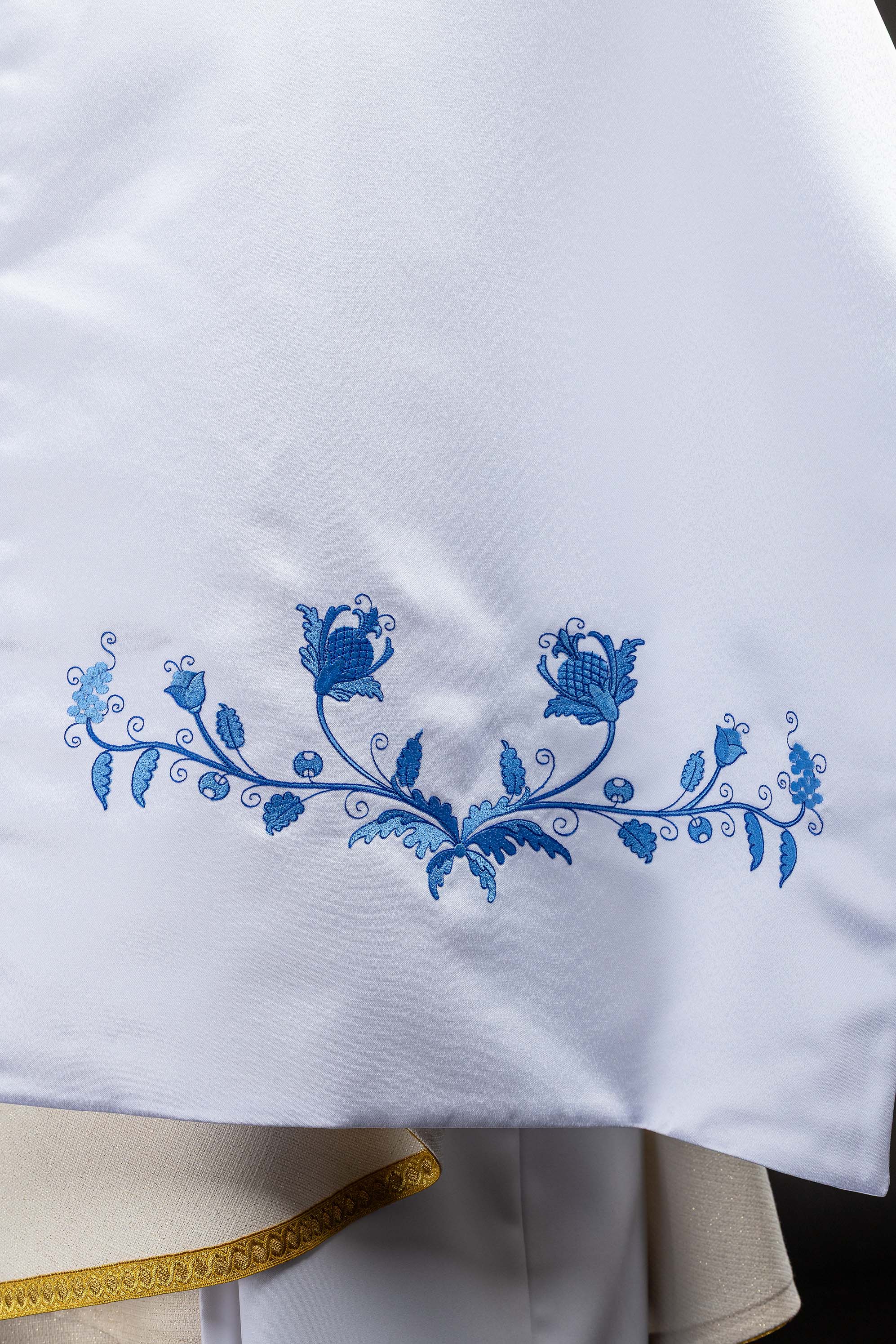 Voile huméral blanc avec symbole marial brodé