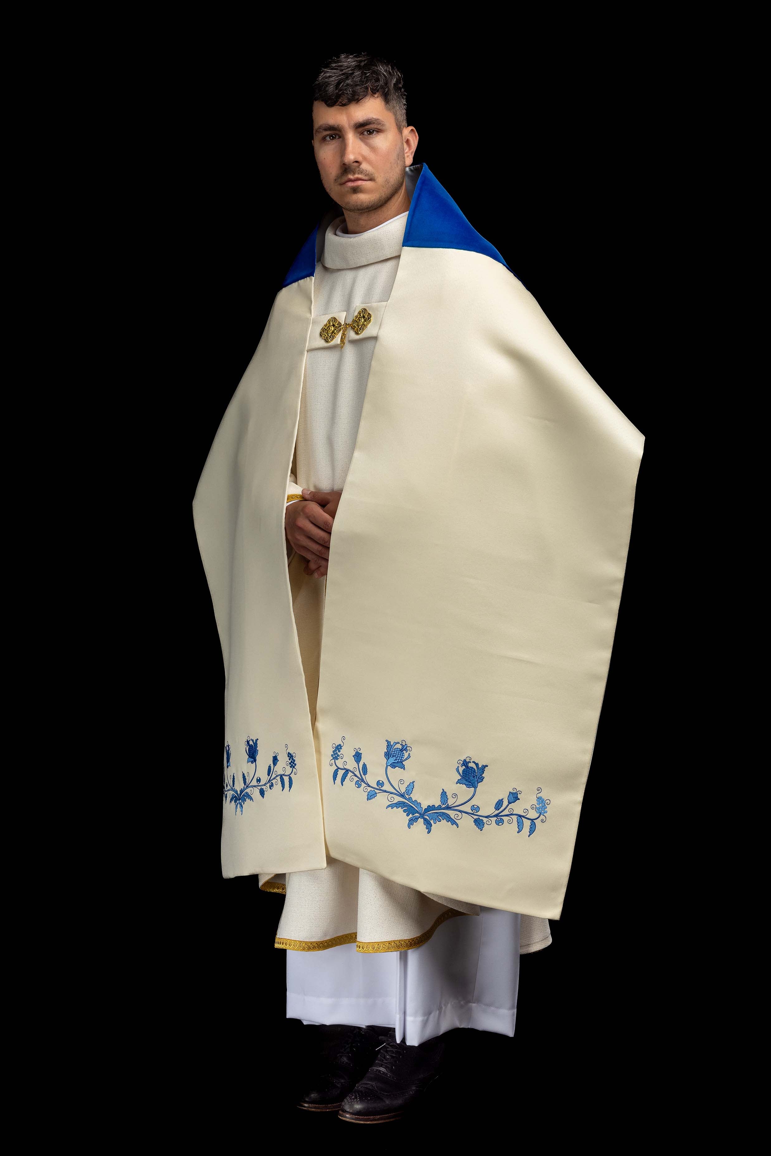 Voile huméral avec symbole marial brodé sur velours bleu