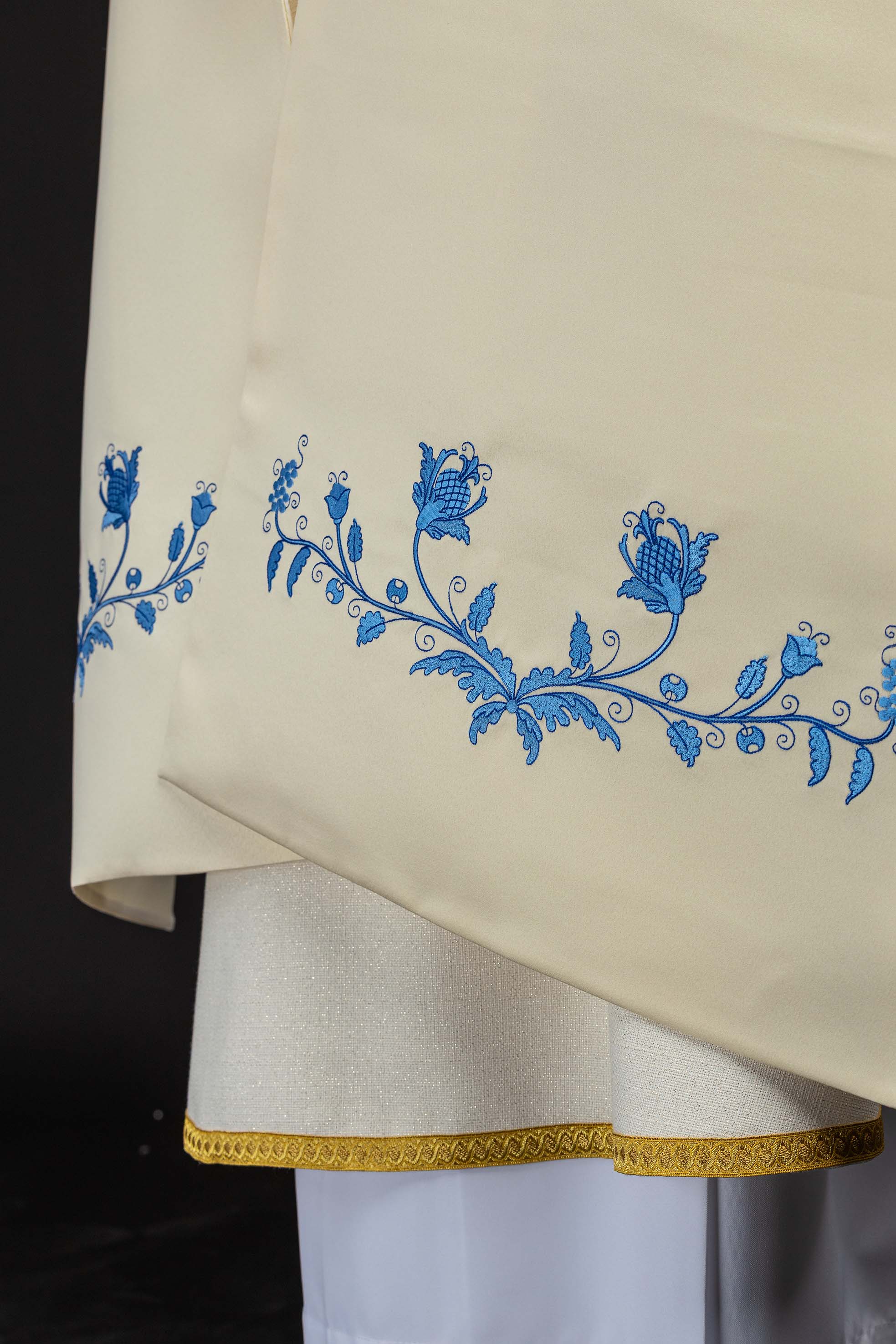 Voile huméral avec symbole marial brodé sur velours bleu