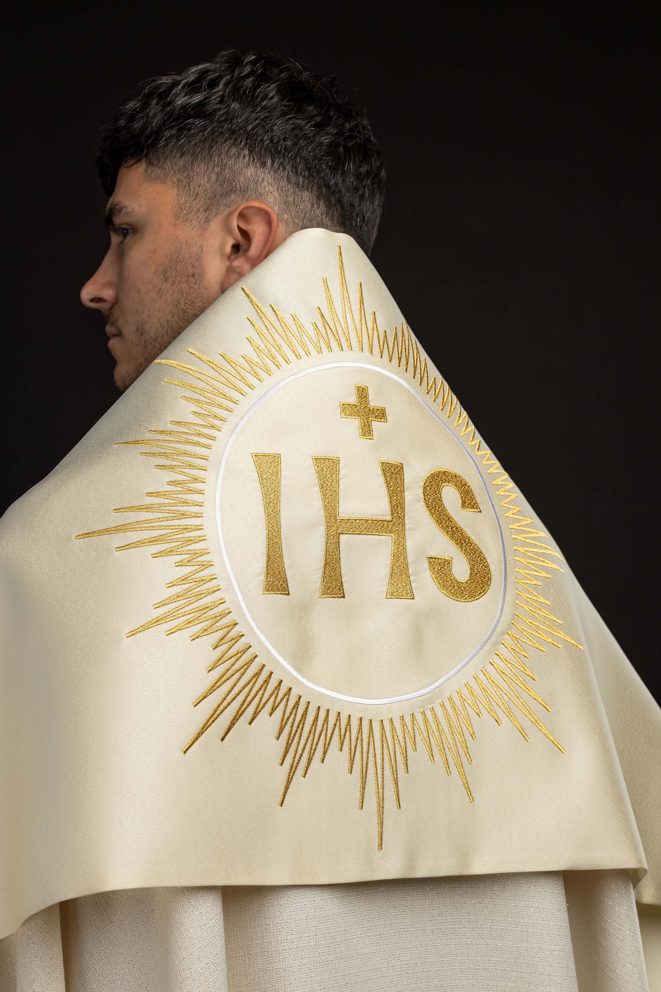 Voile huméral écru avec symbole IHS brodé