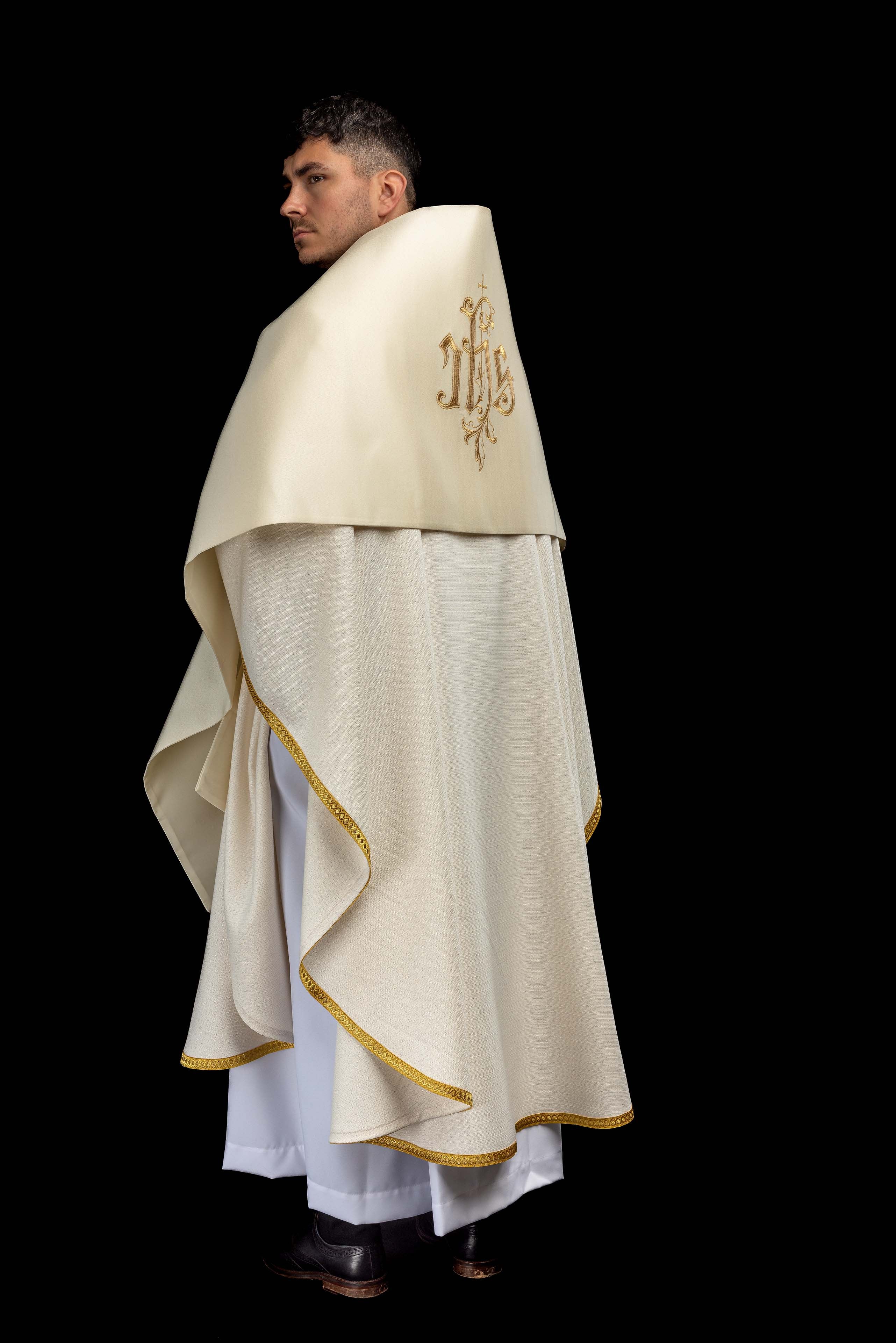 Voile huméral écru avec motif IHS brodé