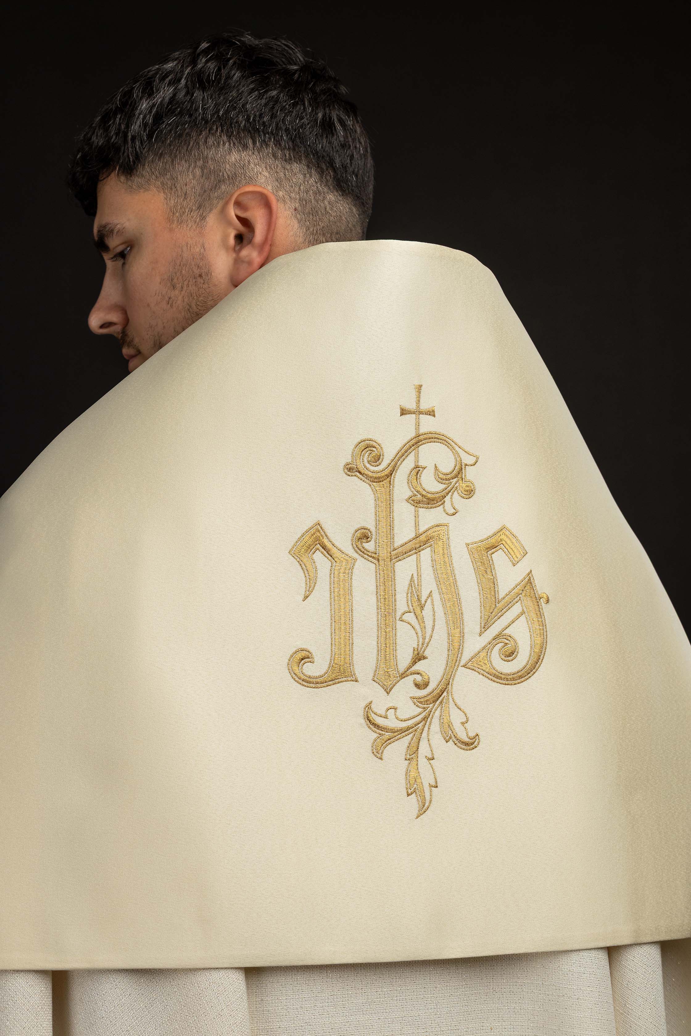Voile huméral écru avec motif IHS brodé