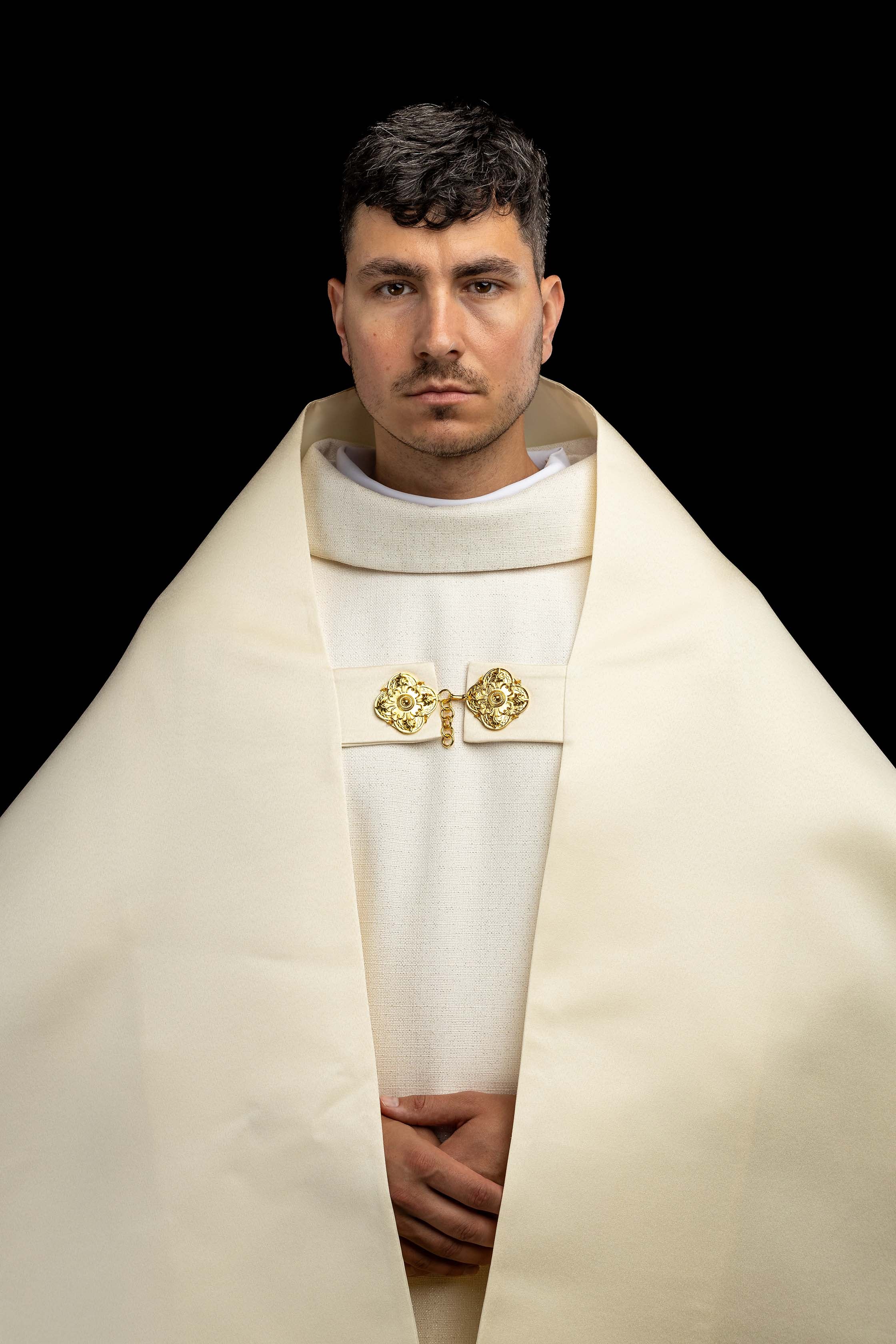 Voile huméral écru avec motif IHS brodé