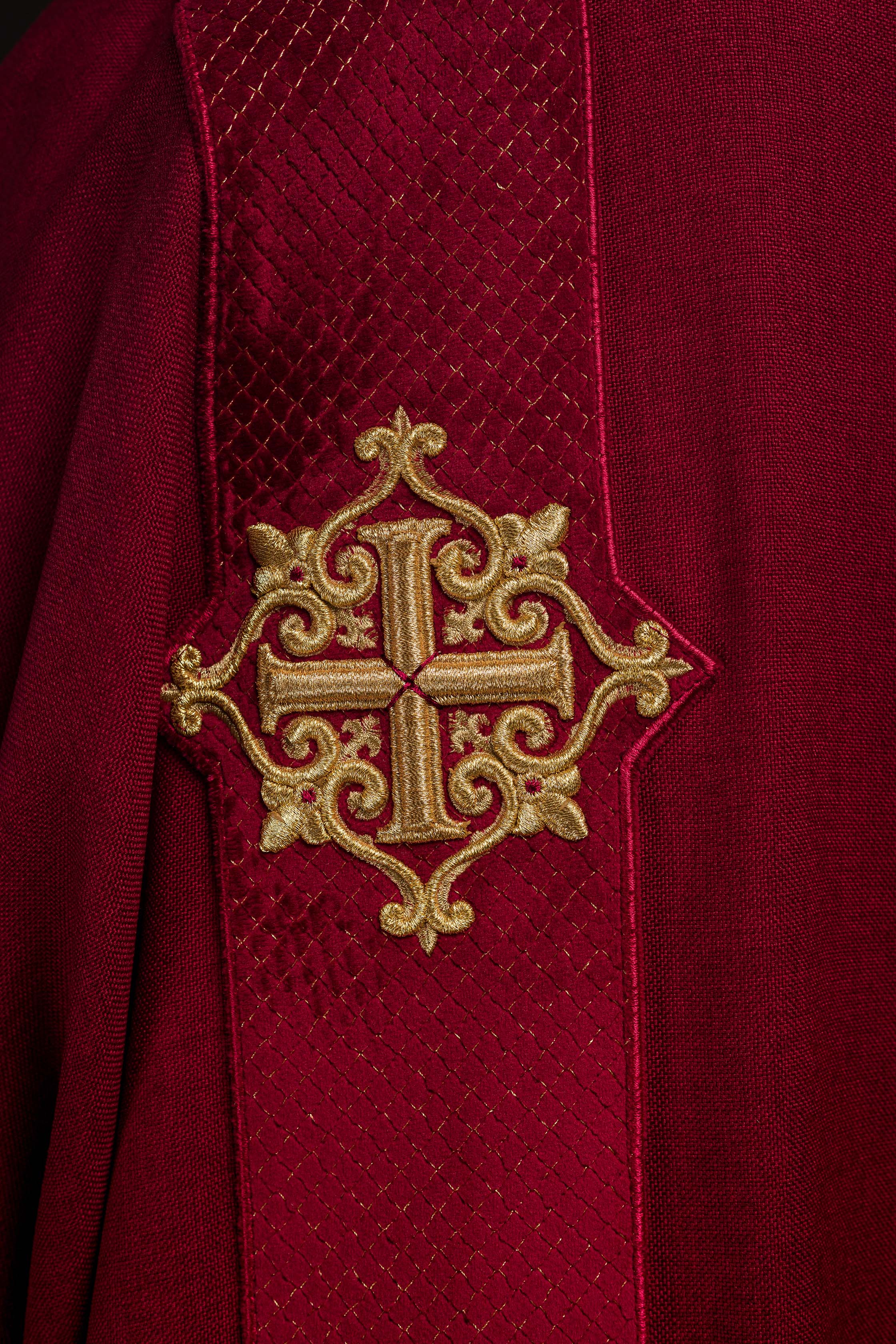 Dalmatique avec bandes en velours ornées de symboles de la Croix rouge