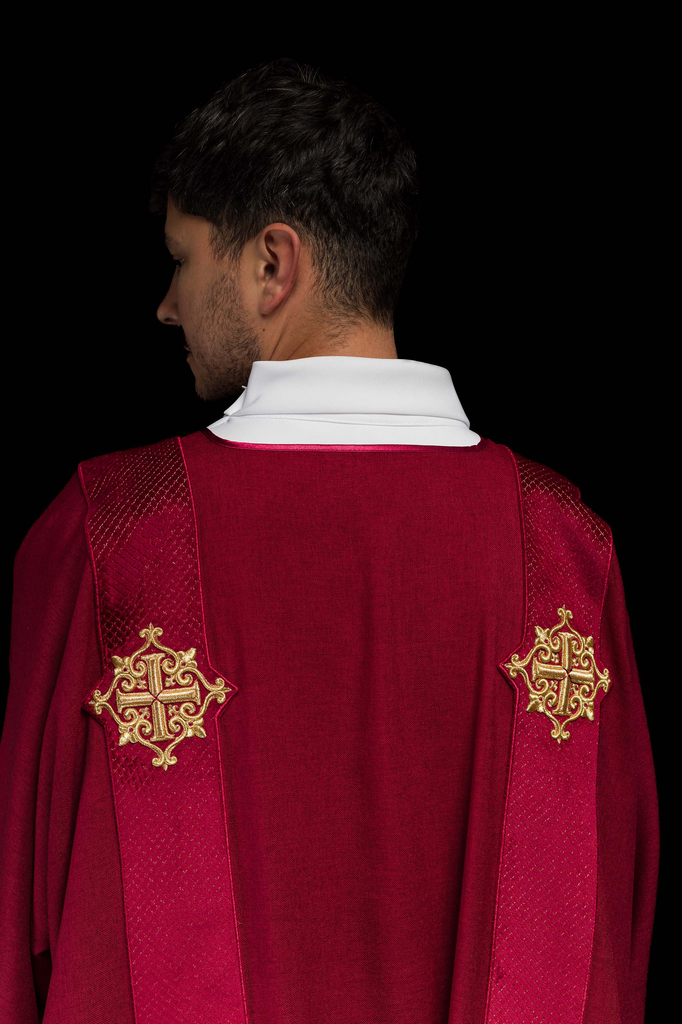 Dalmatique avec bandes en velours ornées de symboles de la Croix rouge