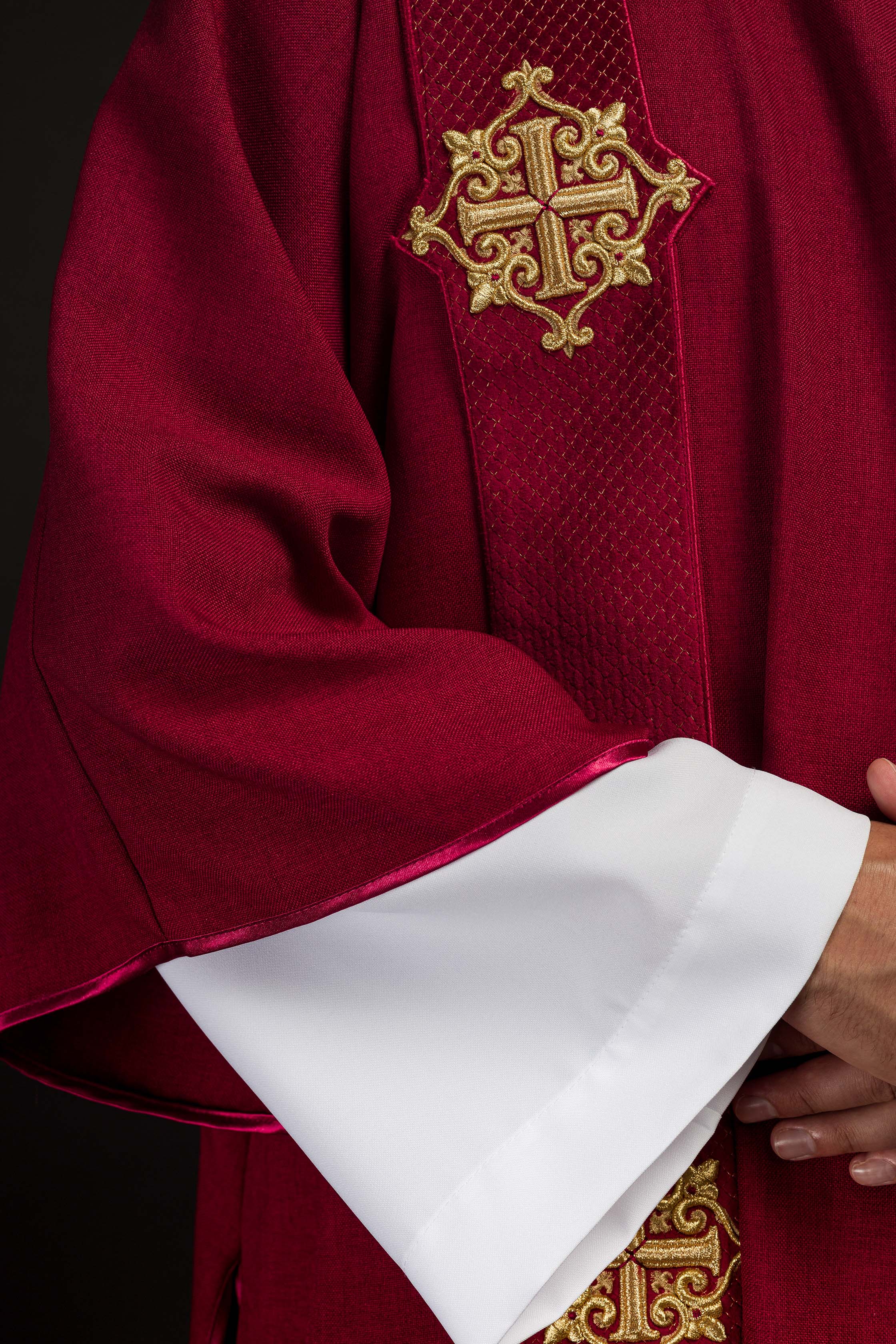 Dalmatique avec bandes en velours ornées de symboles de la Croix rouge