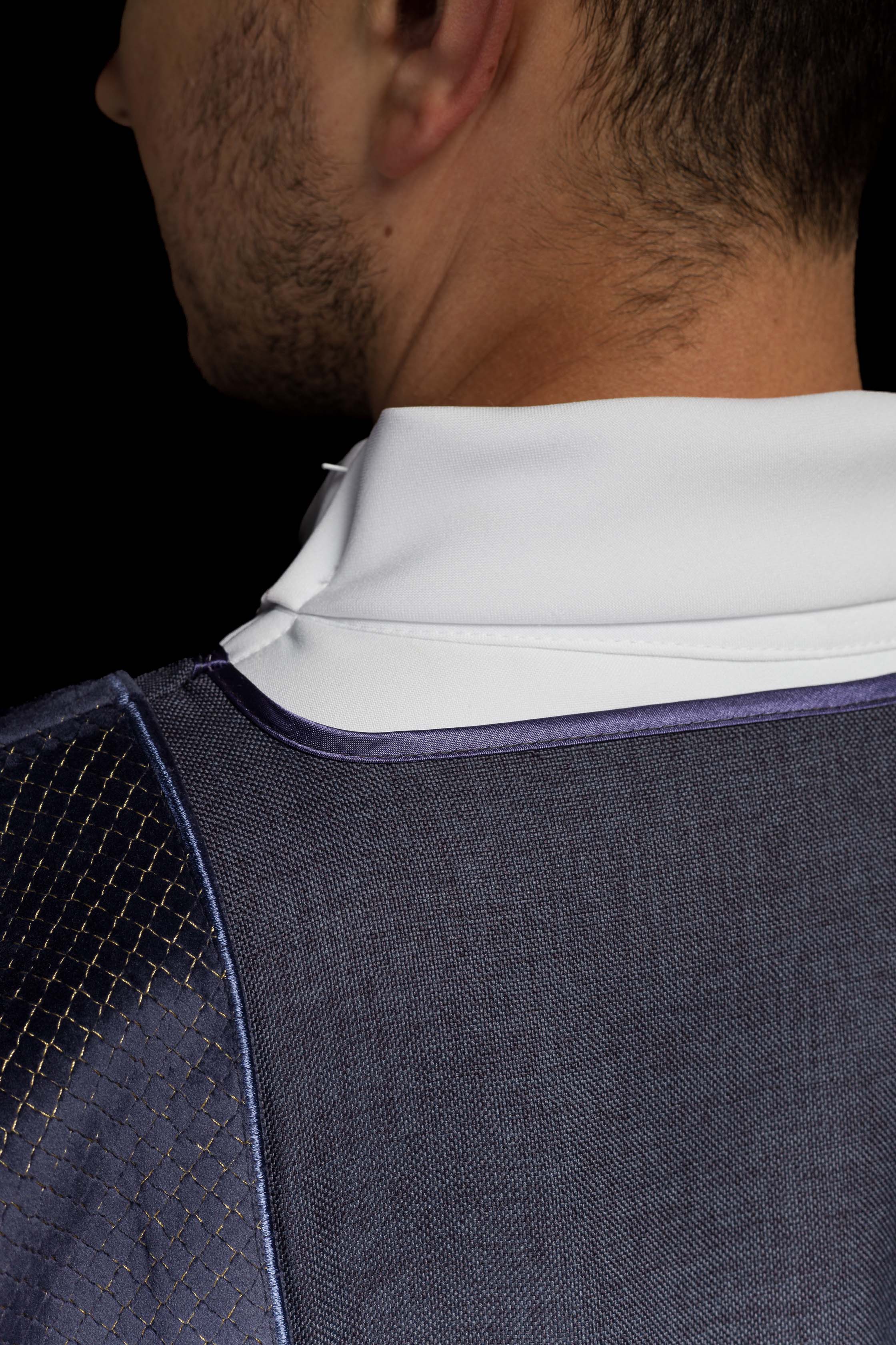 Dalmatique avec bandes en velours ornées de symboles de la Croix violette