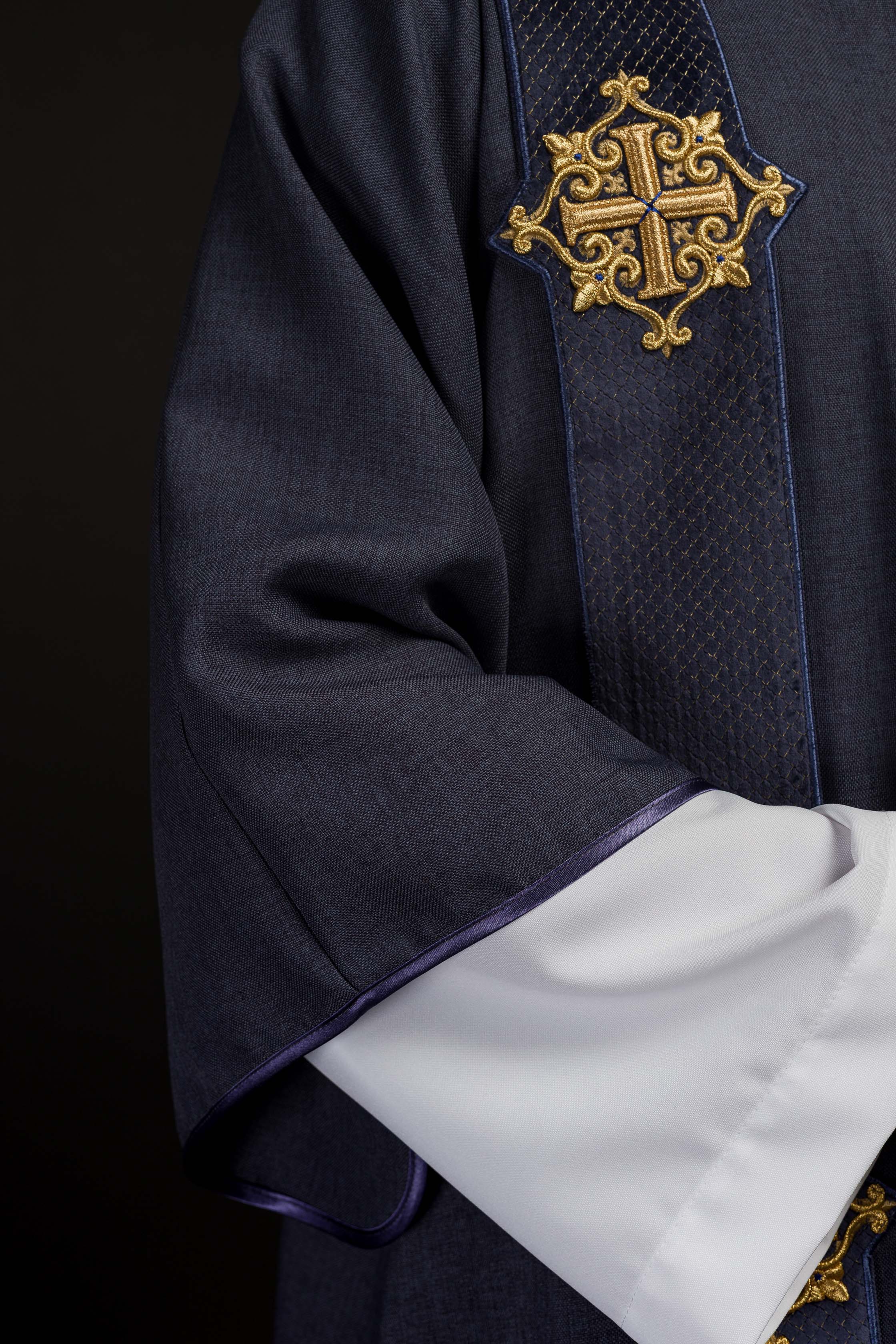 Dalmatique avec bandes en velours ornées de symboles de la Croix violette