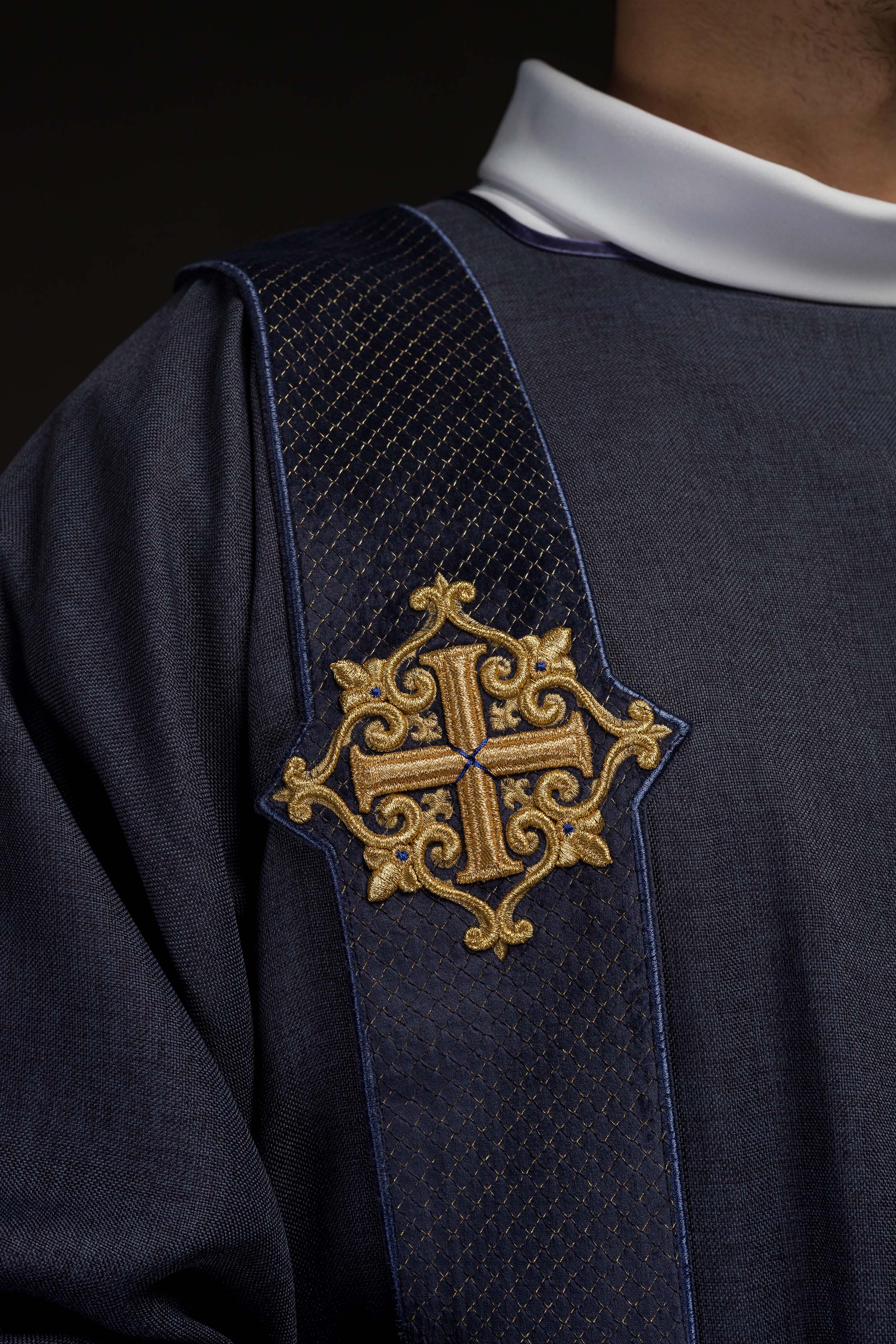 Dalmatique avec bandes en velours ornées de symboles de la Croix violette