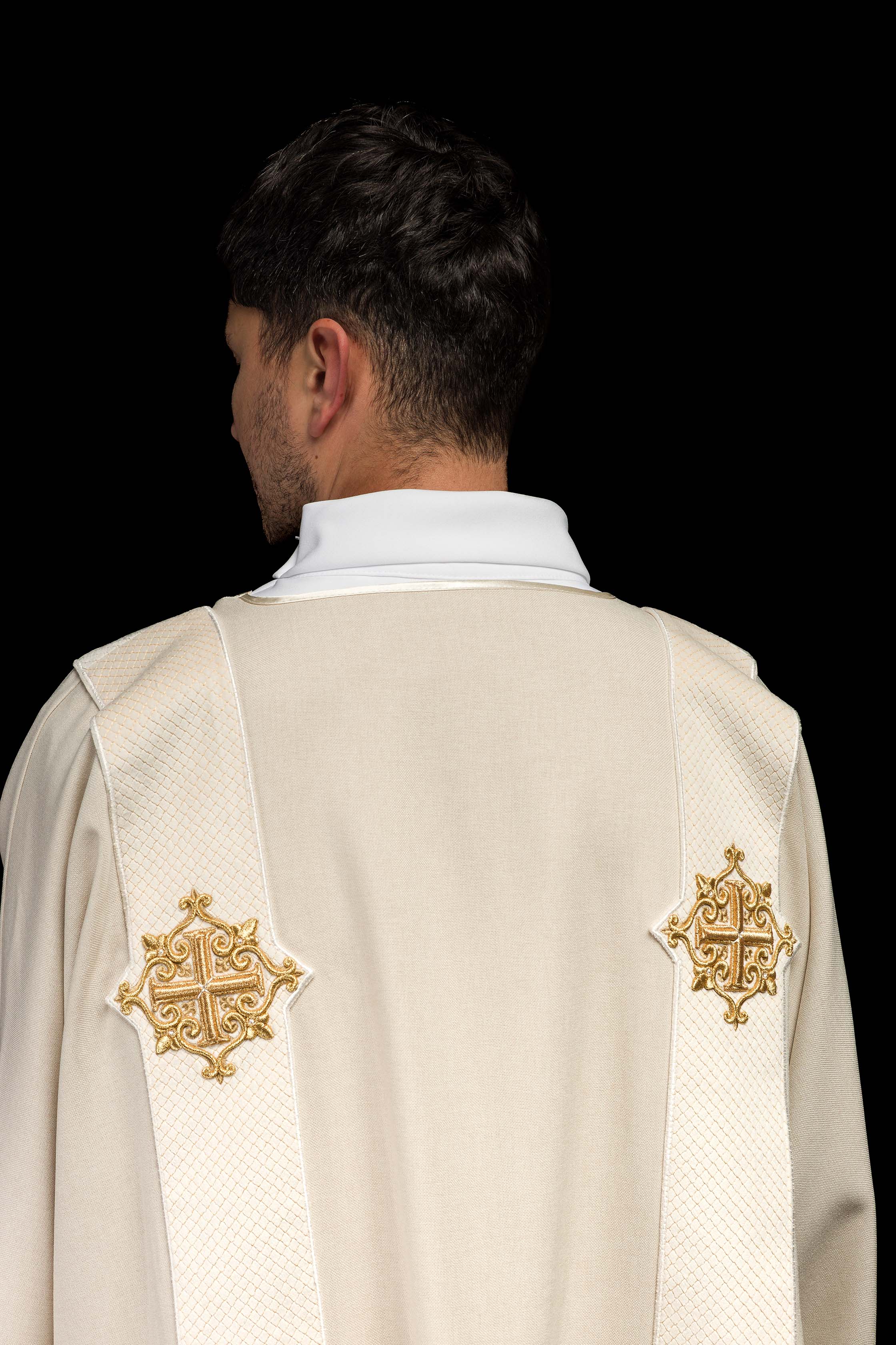 Dalmatique avec bandes en velours ornées de symboles de la Croix écru