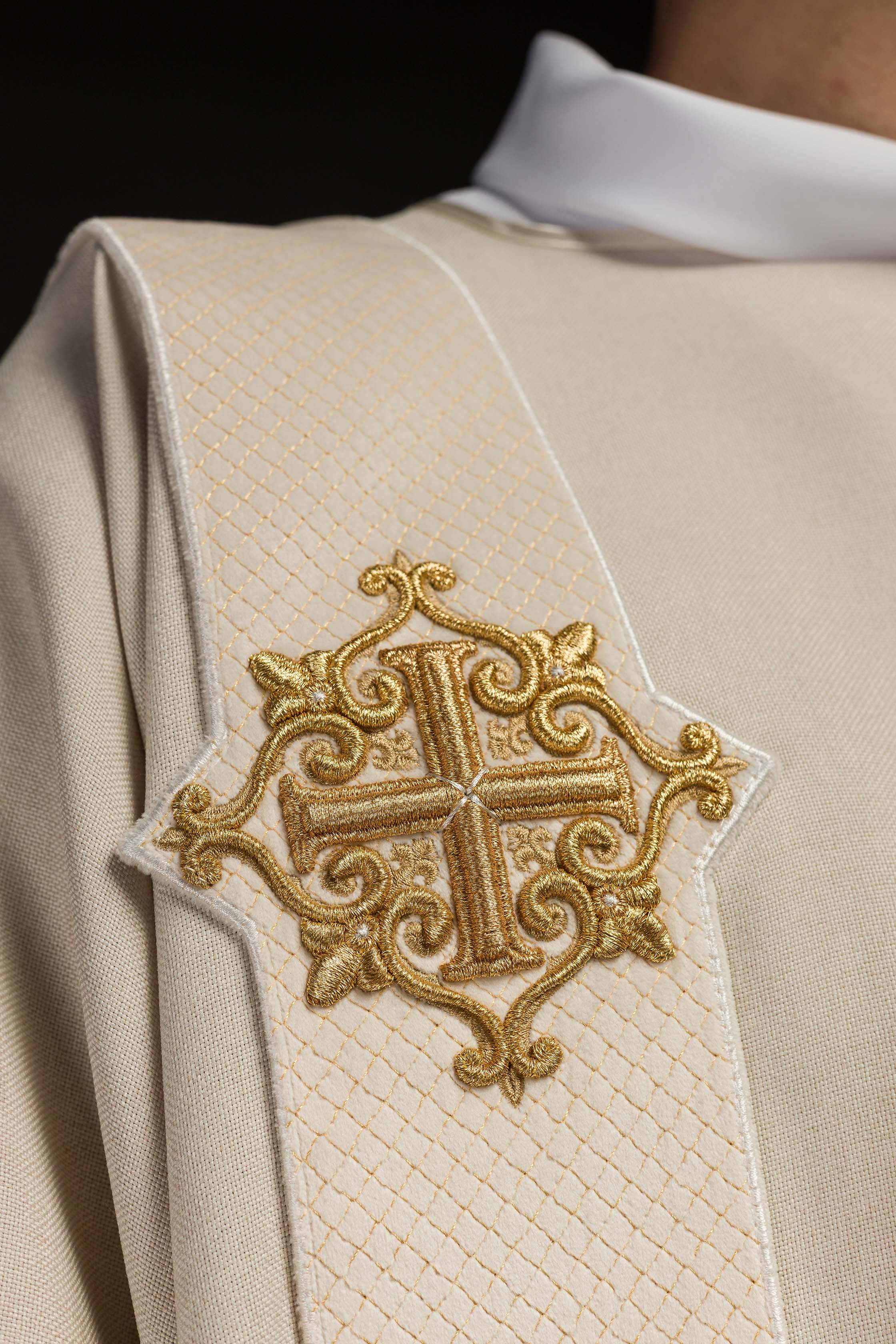 Dalmatique avec bandes en velours ornées de symboles de la Croix écru